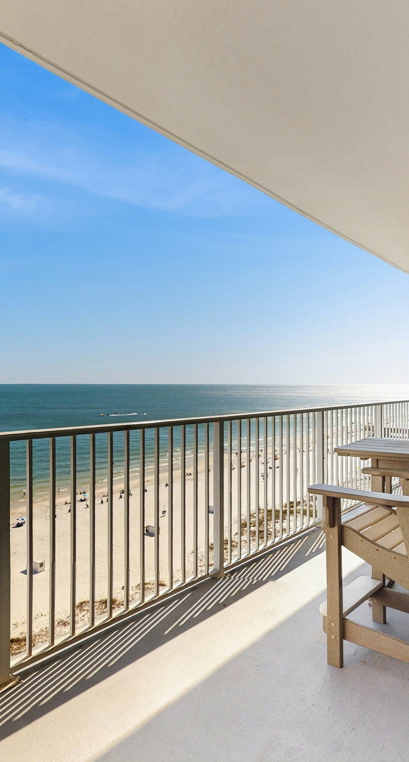 Bright beachfront condo w/ private balcony, zero-entry pool, gym, & hot tub