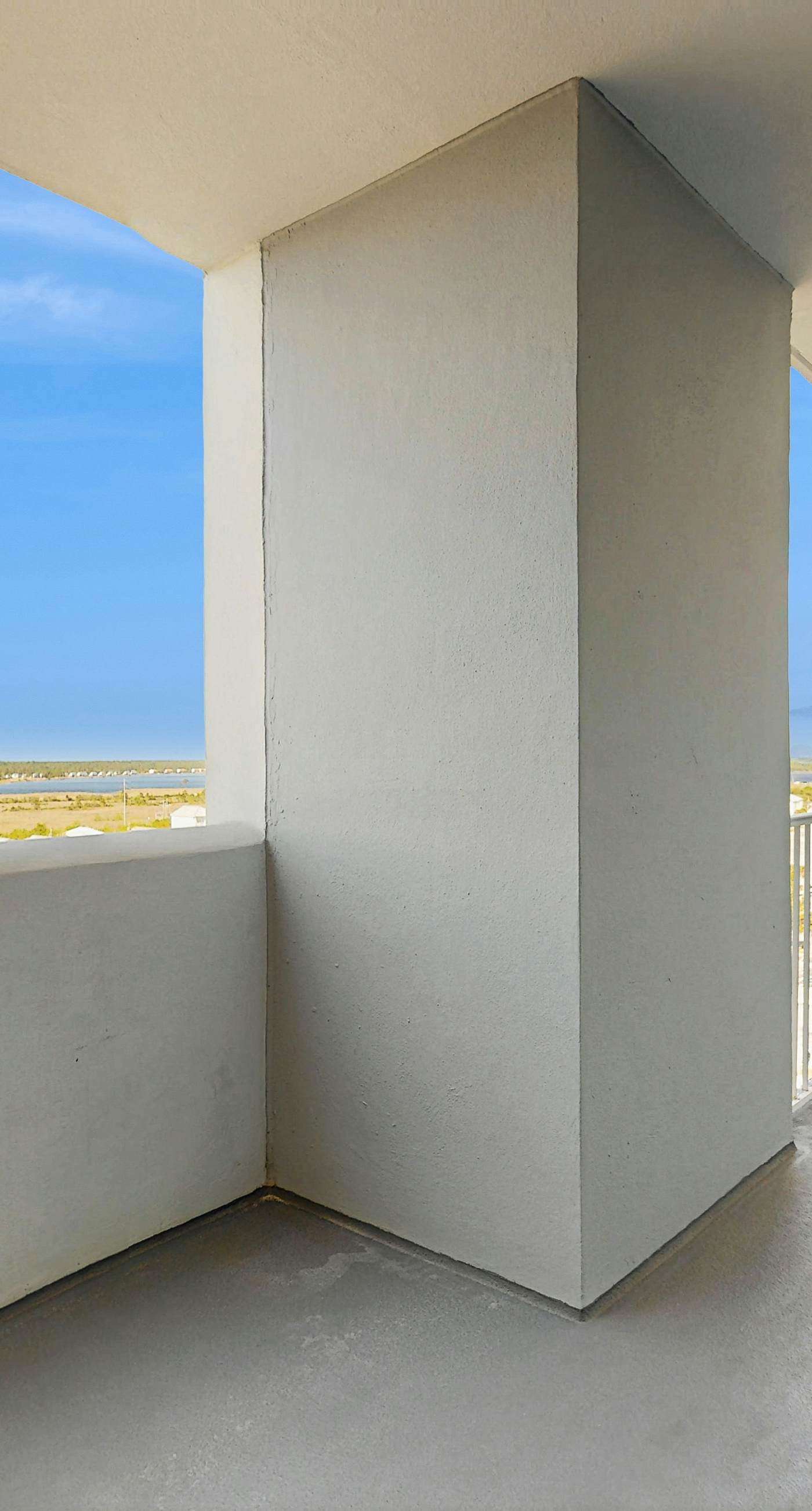 Bright beachfront condo w/ private balcony, zero-entry pool, gym, & hot tub