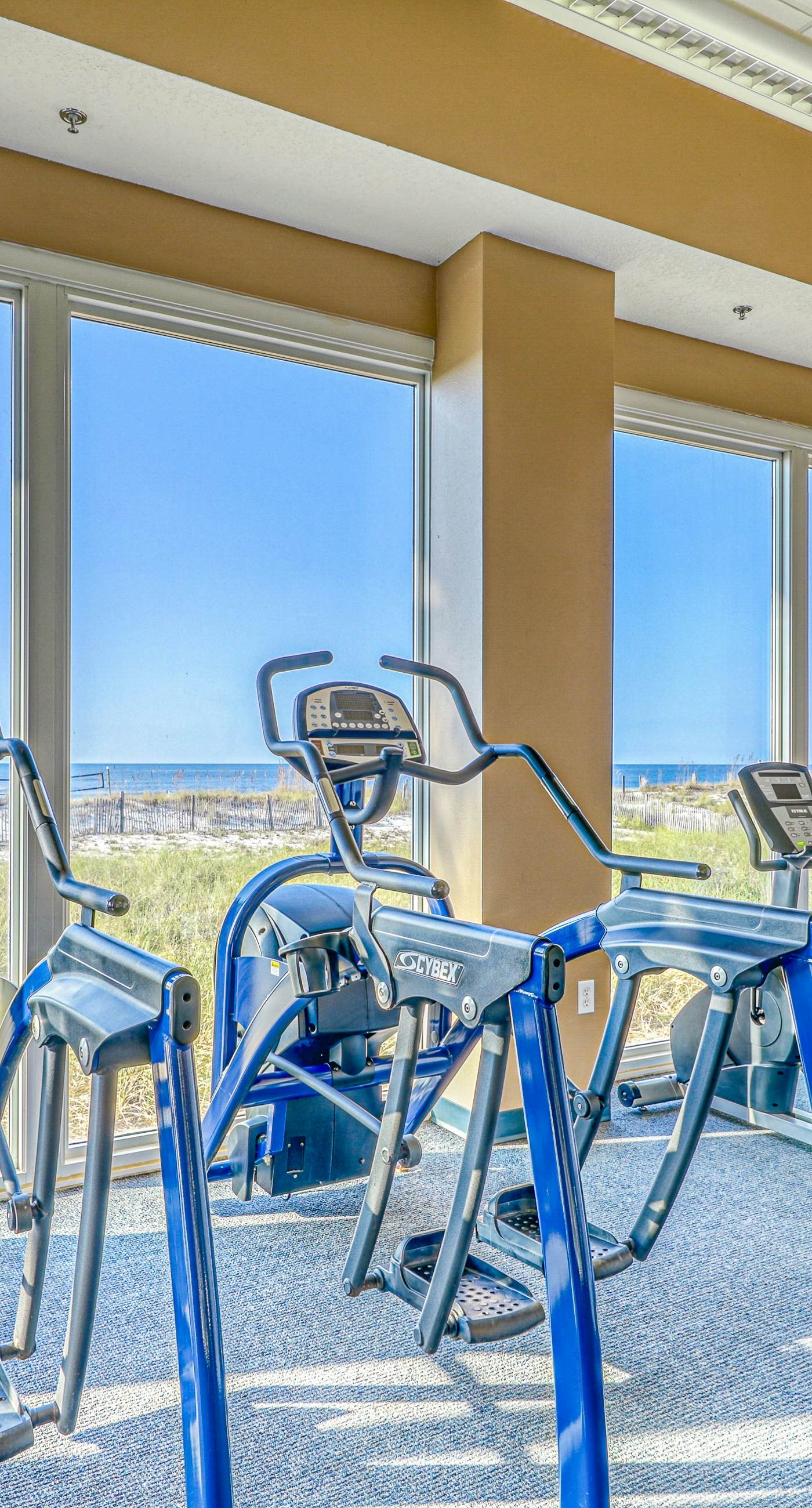 Bright beachfront condo w/ private balcony, zero-entry pool, gym, & hot tub