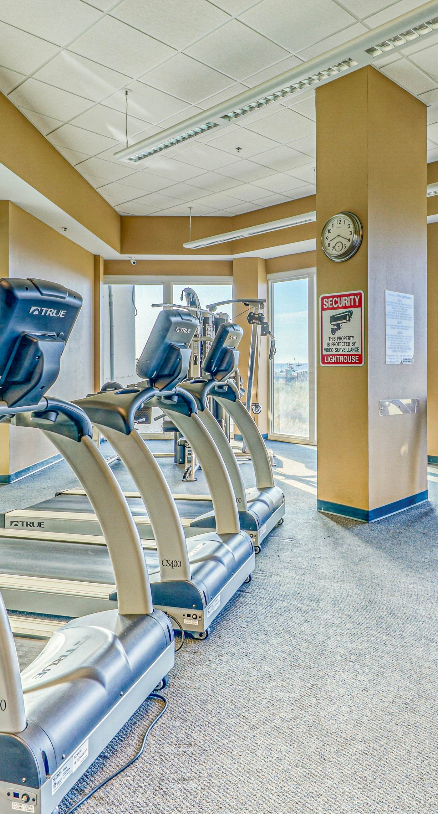 Bright beachfront condo w/ private balcony, zero-entry pool, gym, & hot tub