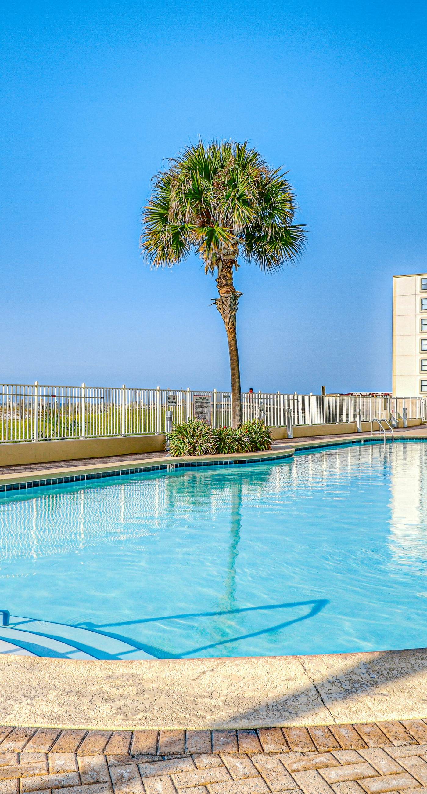 Bright beachfront condo w/ private balcony, zero-entry pool, gym, & hot tub