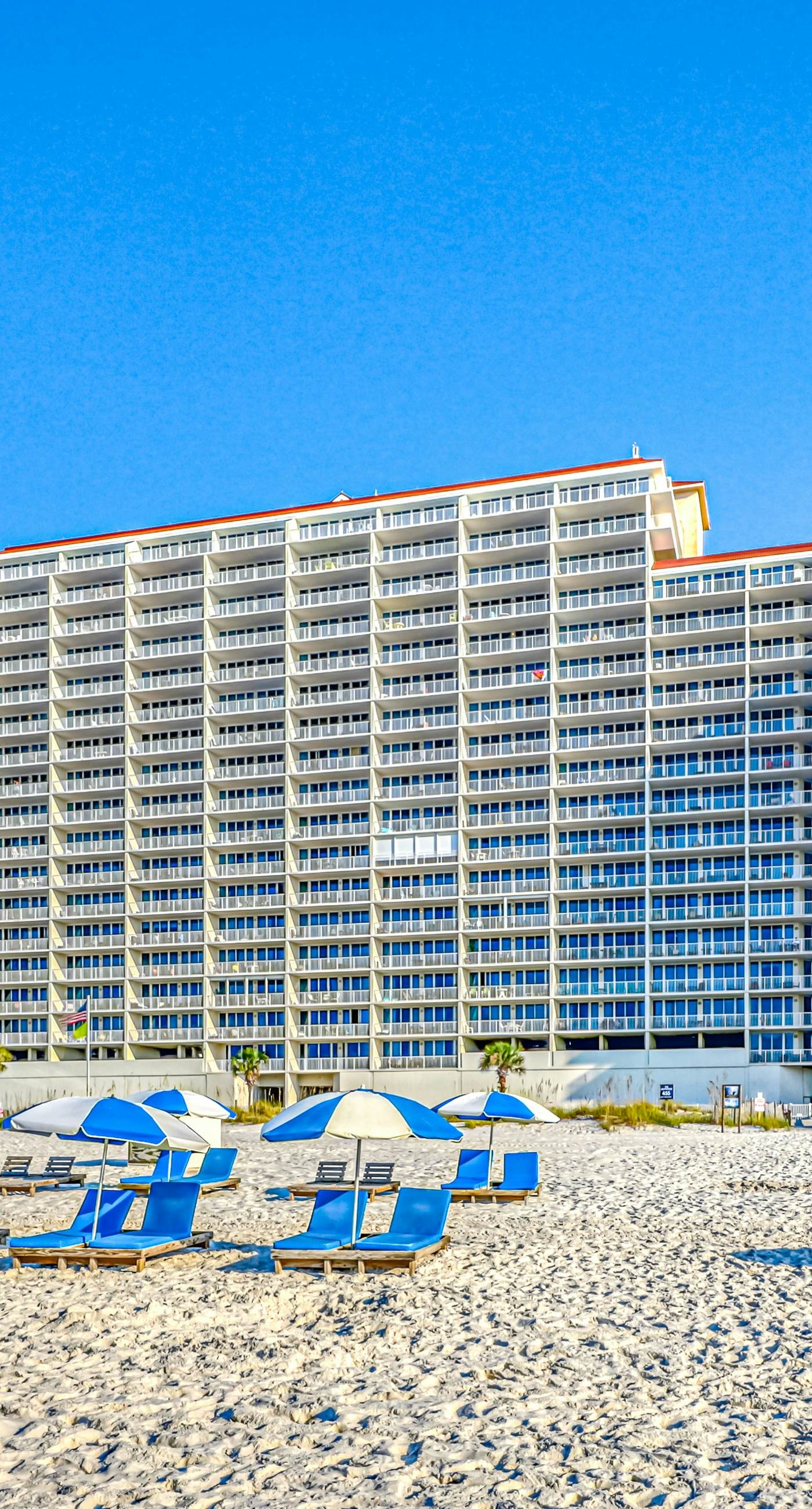 Bright beachfront condo w/ private balcony, zero-entry pool, gym, & hot tub