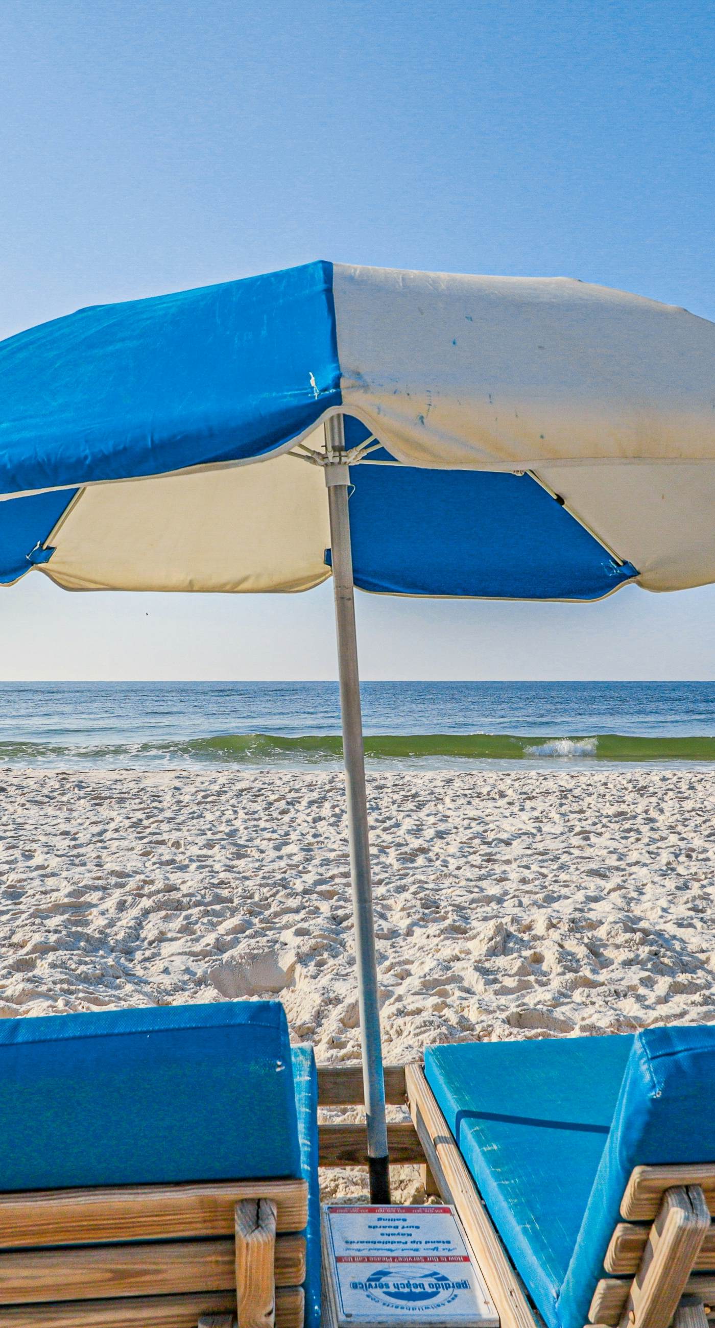 Bright beachfront condo w/ private balcony, zero-entry pool, gym, & hot tub