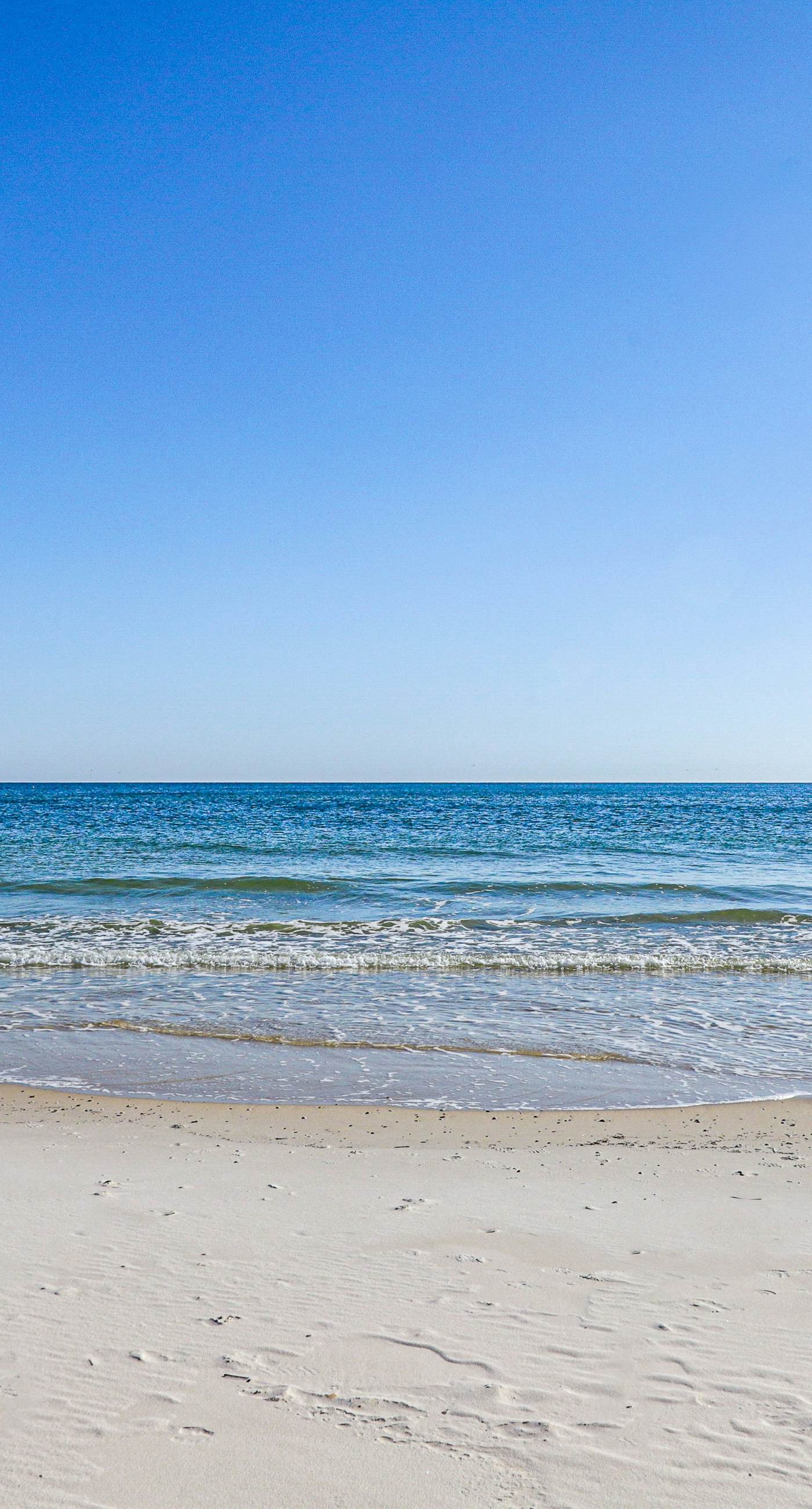 Bright beachfront condo w/ private balcony, zero-entry pool, gym, & hot tub