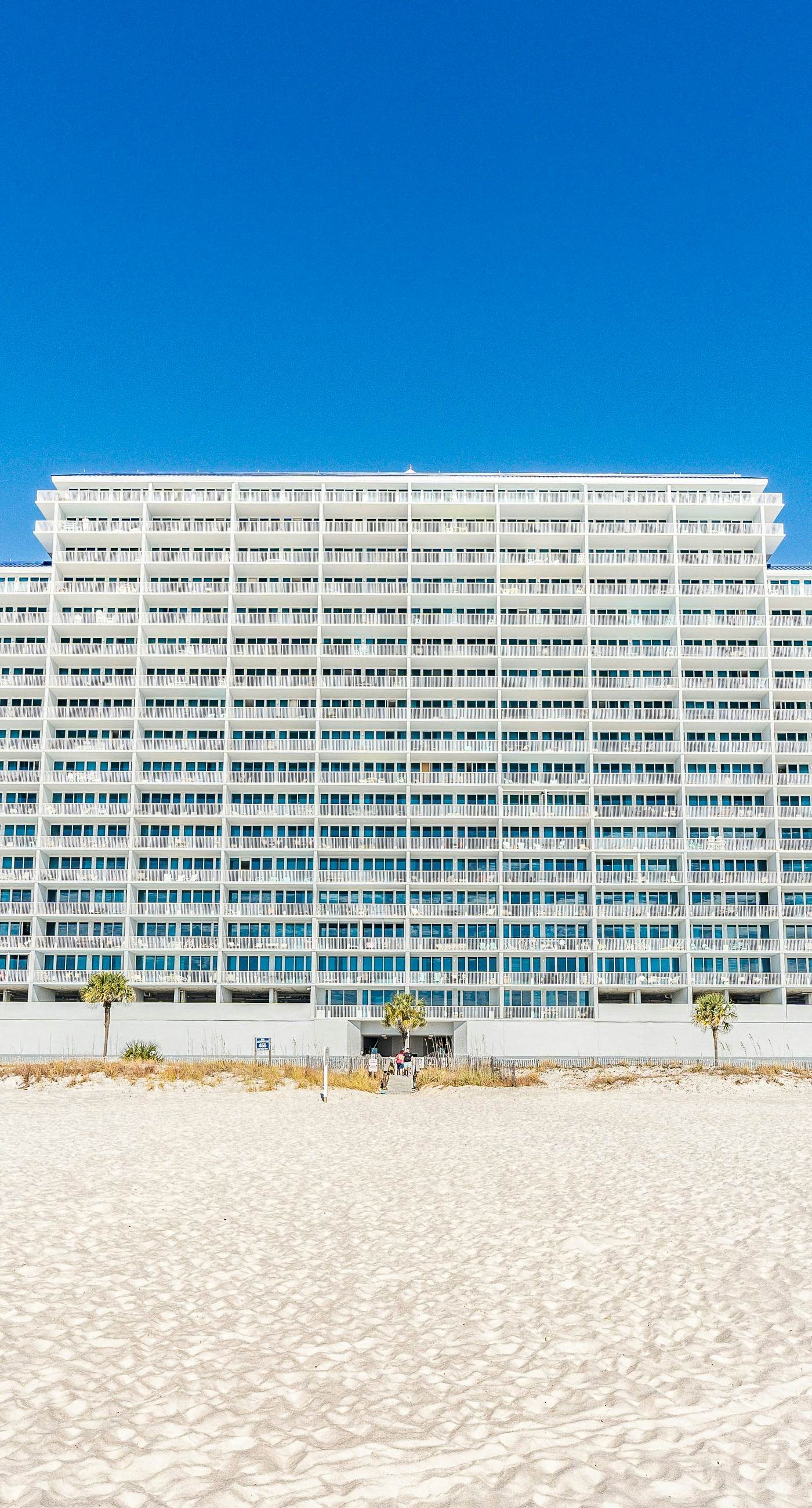 Bright beachfront condo w/ private balcony, zero-entry pool, gym, & hot tub