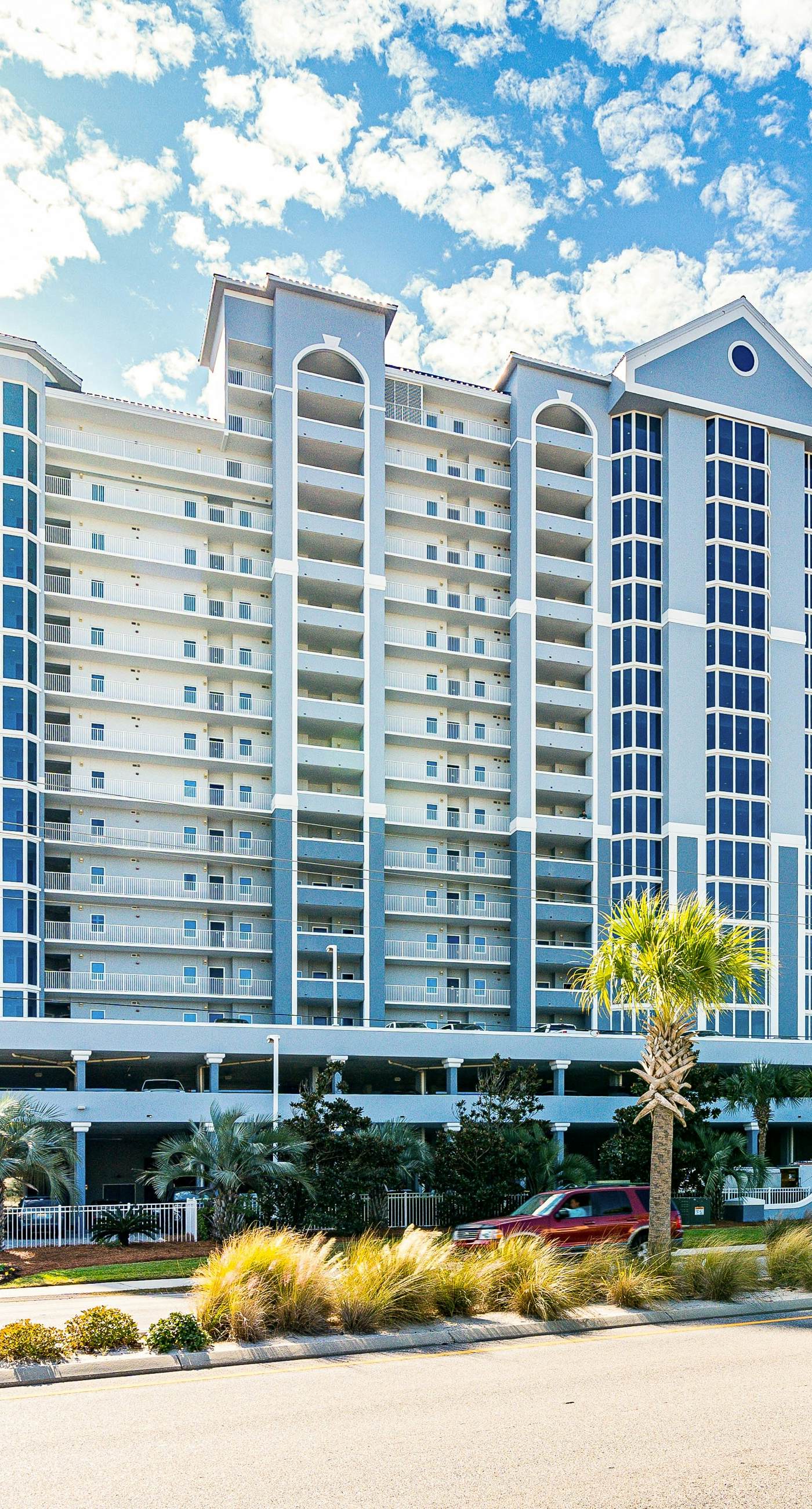 Bright beachfront condo w/ private balcony, zero-entry pool, gym, & hot tub