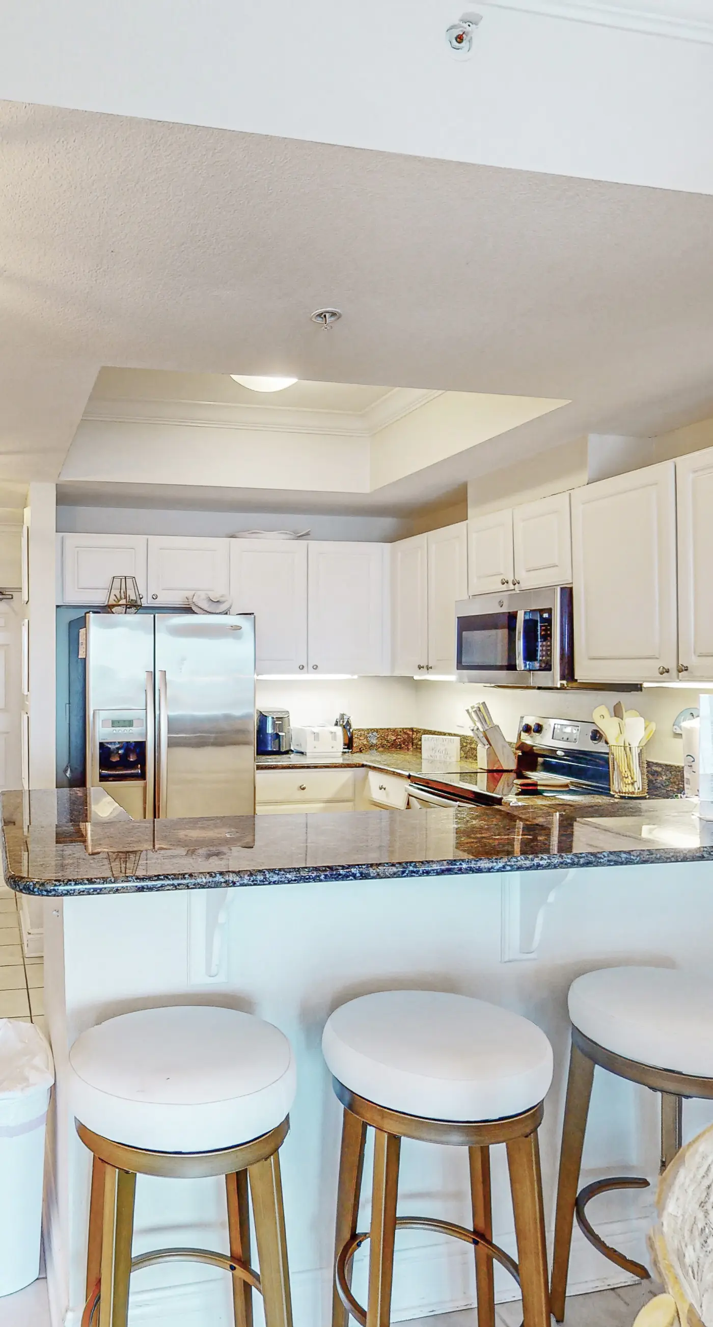 Gulf view condo with resort amenities, scenic balcony, open layout, W&D, & AC