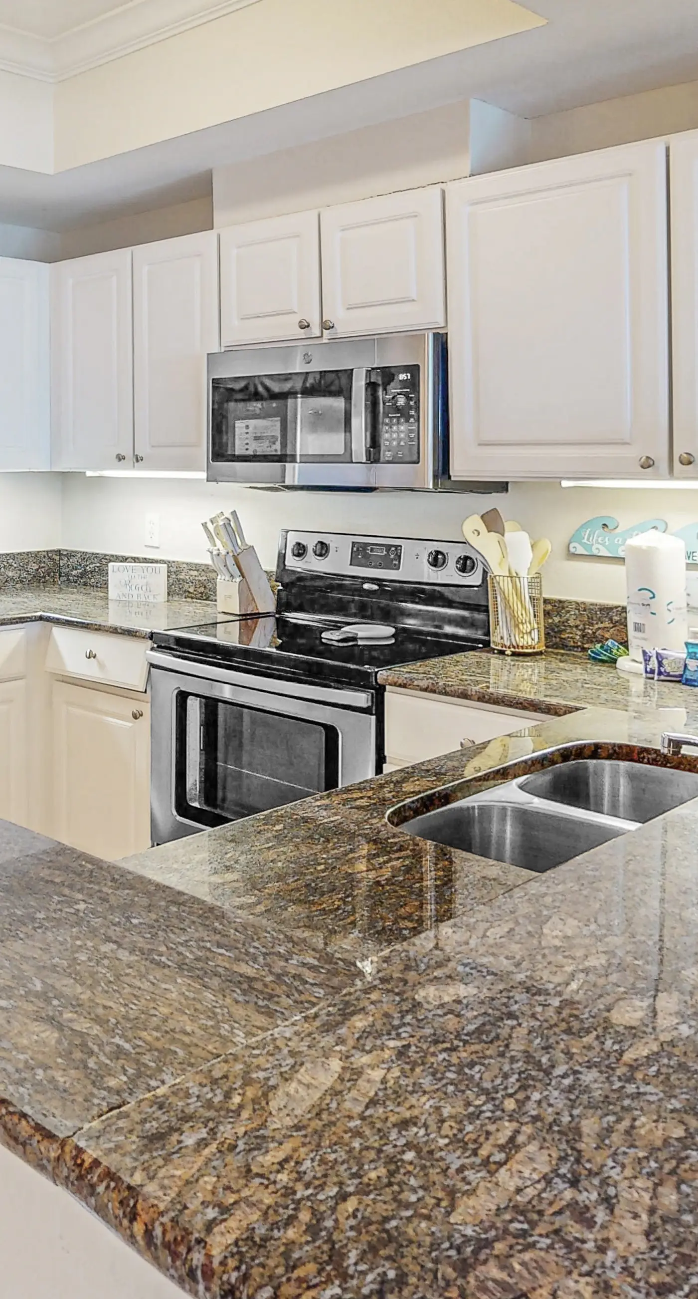 Gulf view condo with resort amenities, scenic balcony, open layout, W&D, & AC