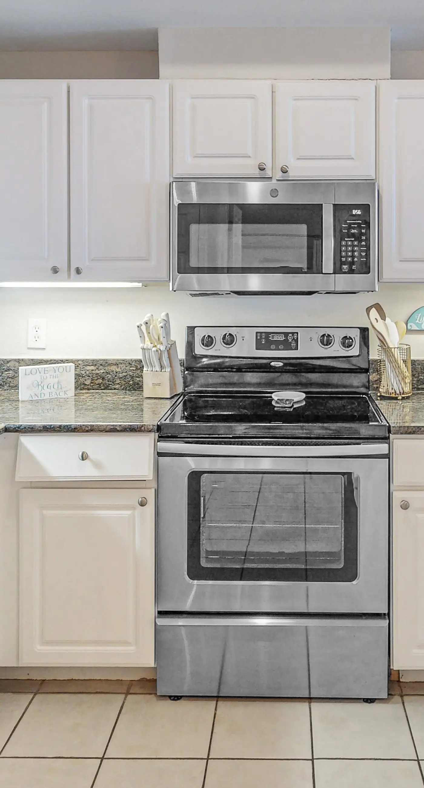 Gulf view condo with resort amenities, scenic balcony, open layout, W&D, & AC