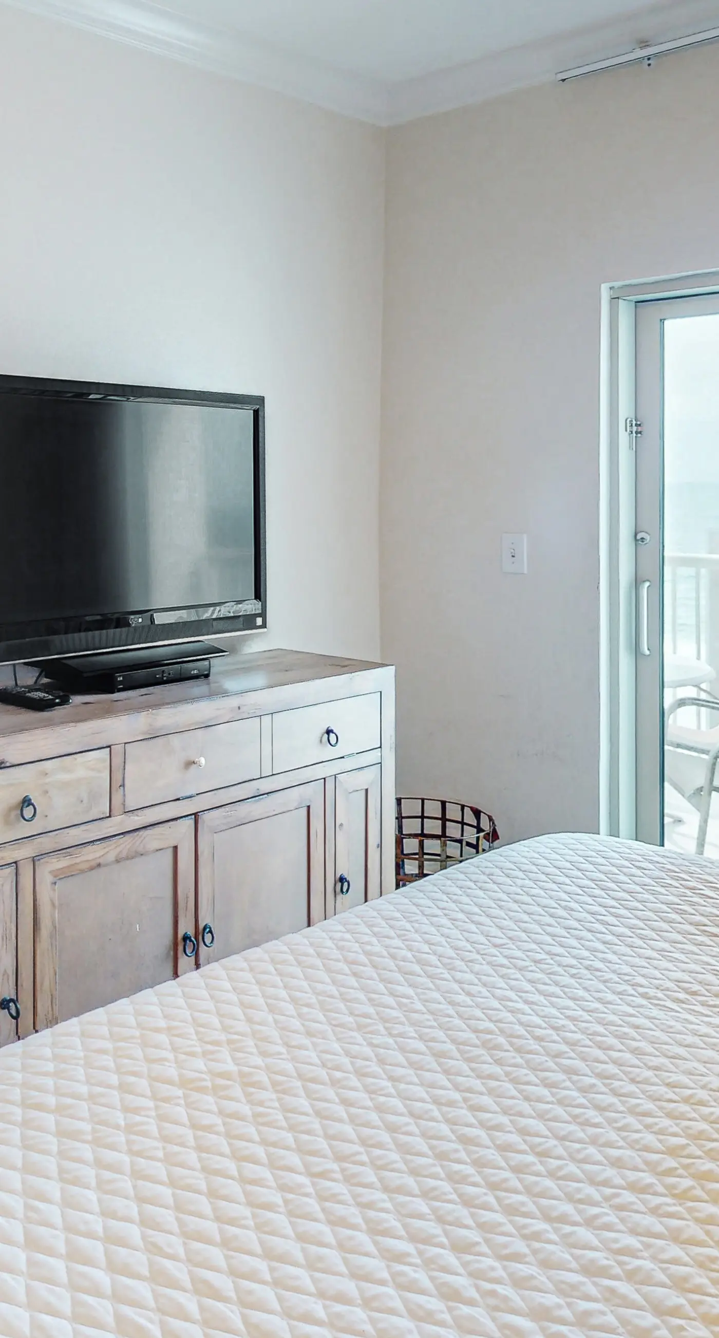 Gulf view condo with resort amenities, scenic balcony, open layout, W&D, & AC