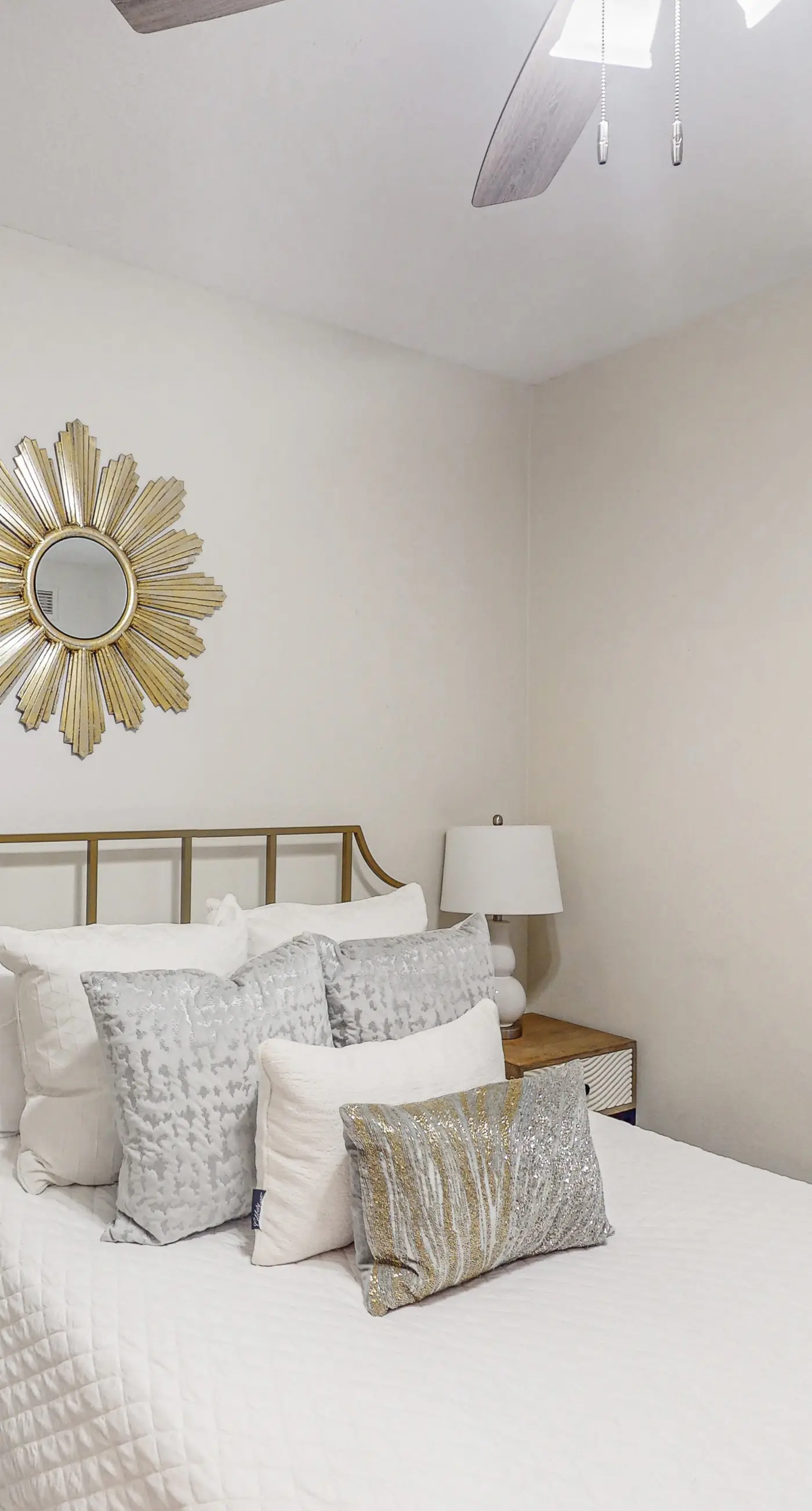 Gulf view condo with resort amenities, scenic balcony, open layout, W&D, & AC