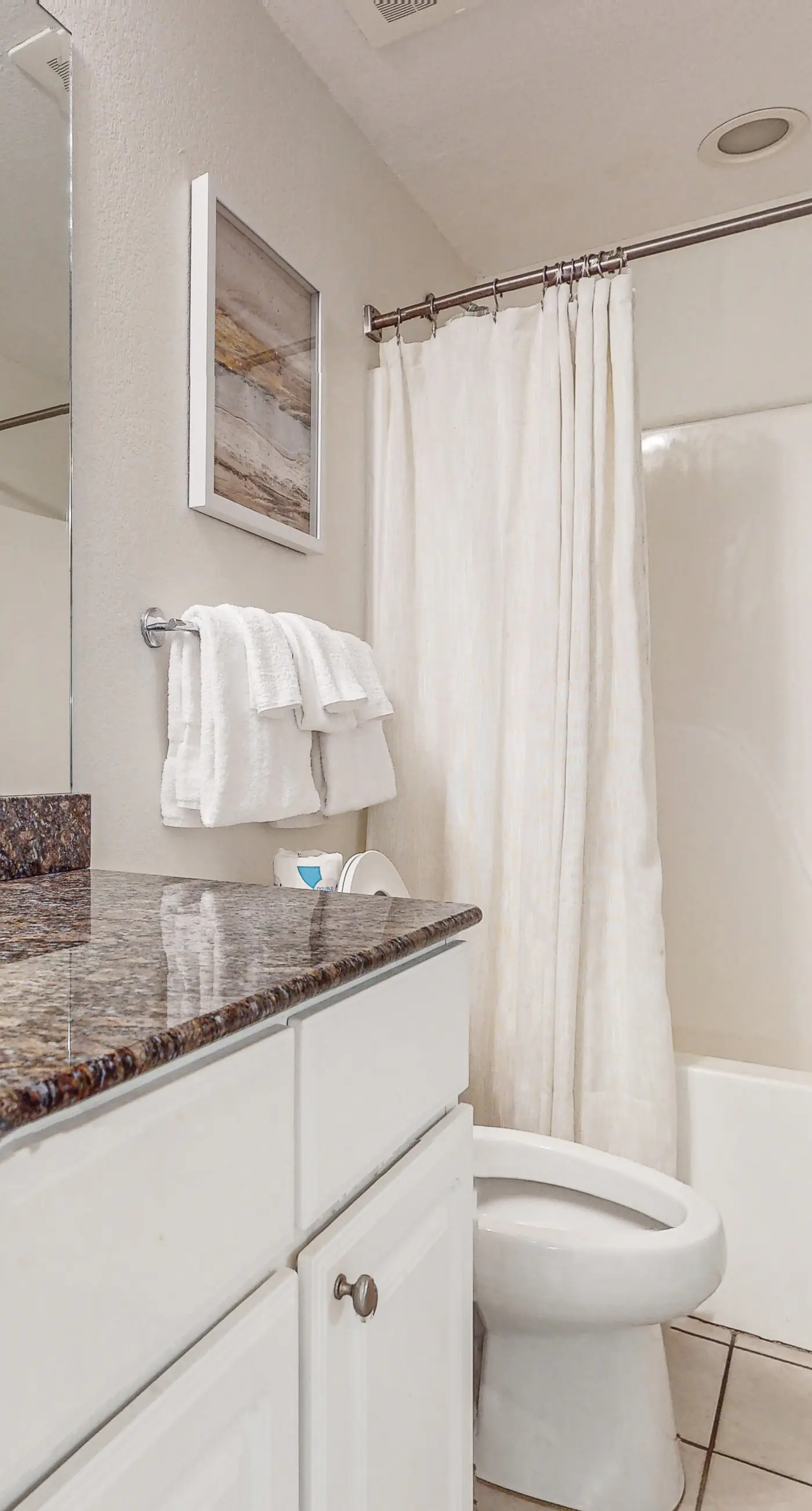 Gulf view condo with resort amenities, scenic balcony, open layout, W&D, & AC