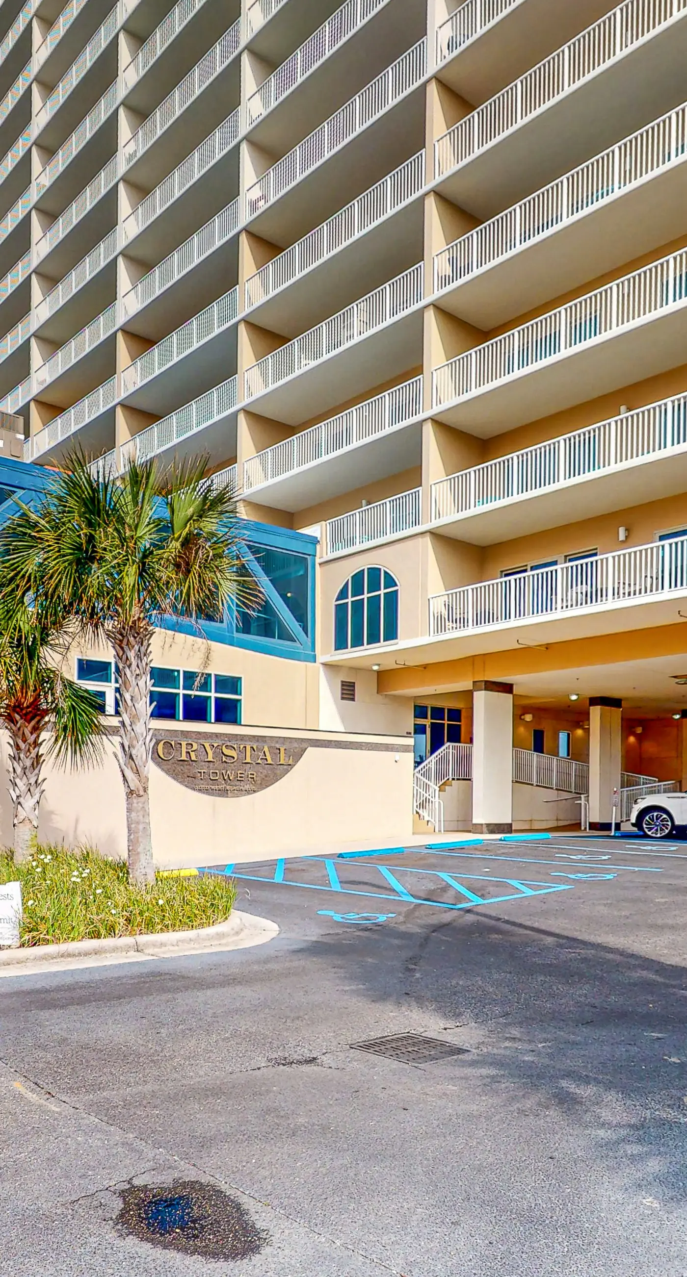 Gulf view condo with resort amenities, scenic balcony, open layout, W&D, & AC
