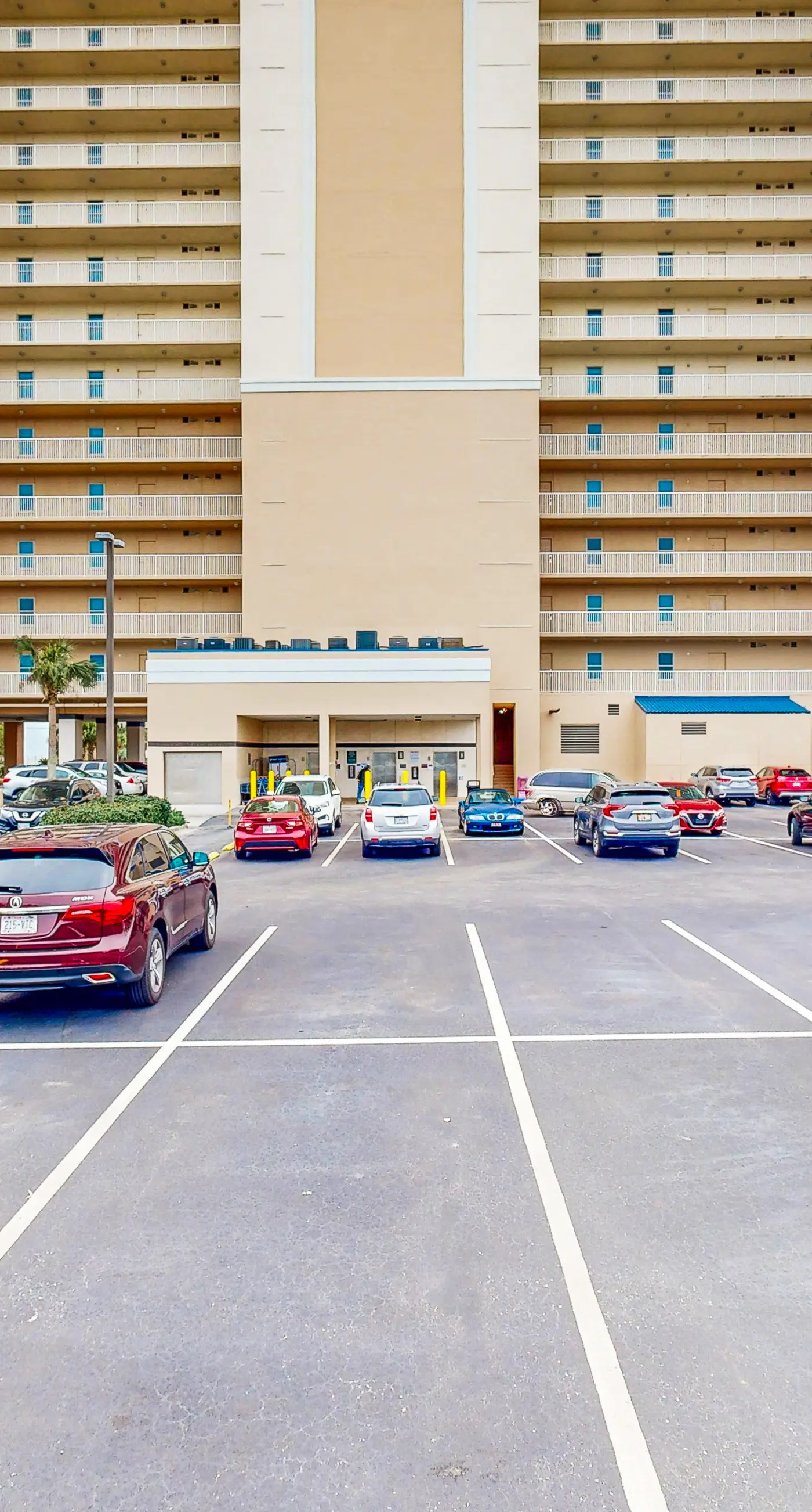 Gulf view condo with resort amenities, scenic balcony, open layout, W&D, & AC