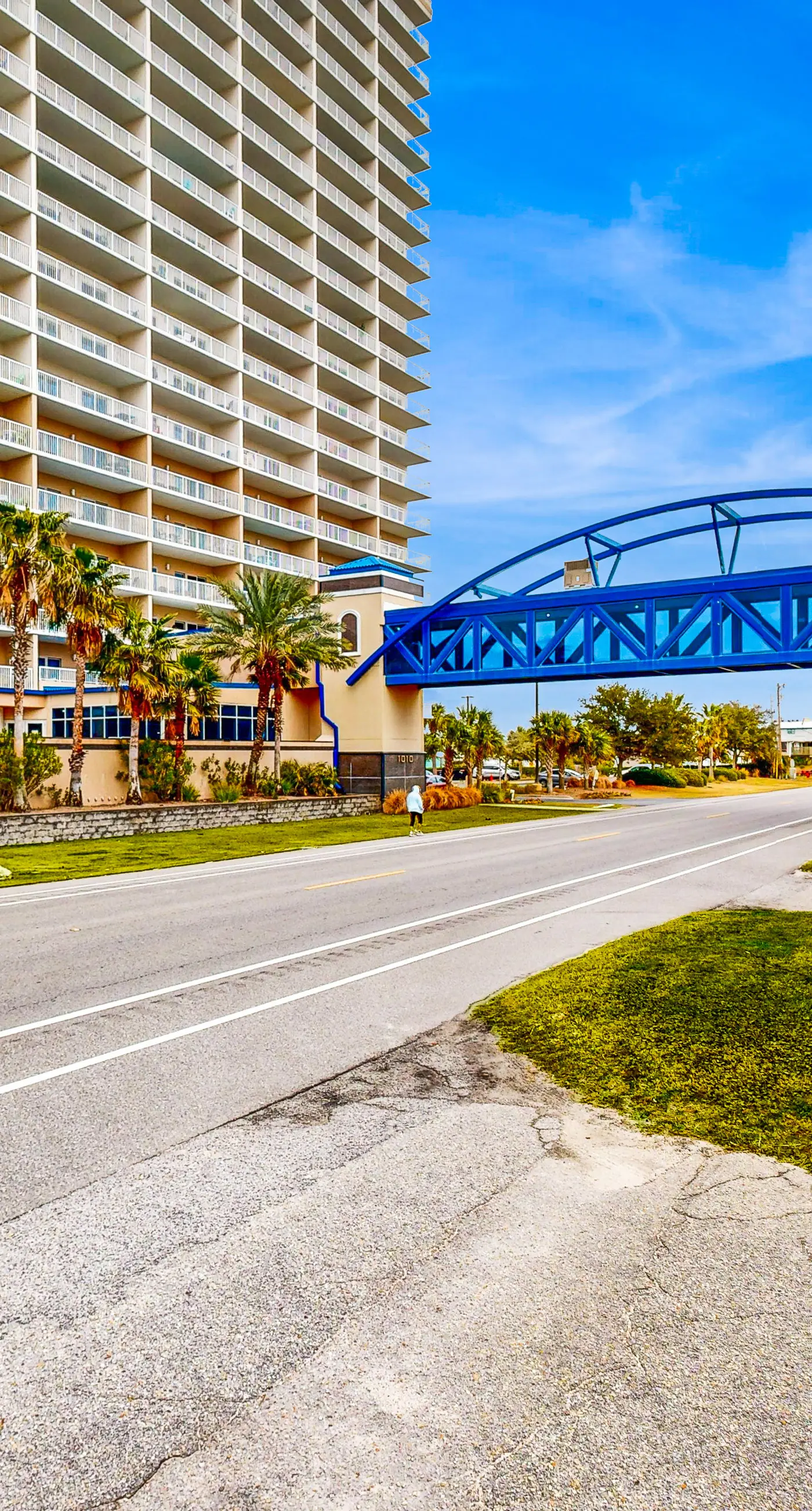 Gulf view condo with resort amenities, scenic balcony, open layout, W&D, & AC