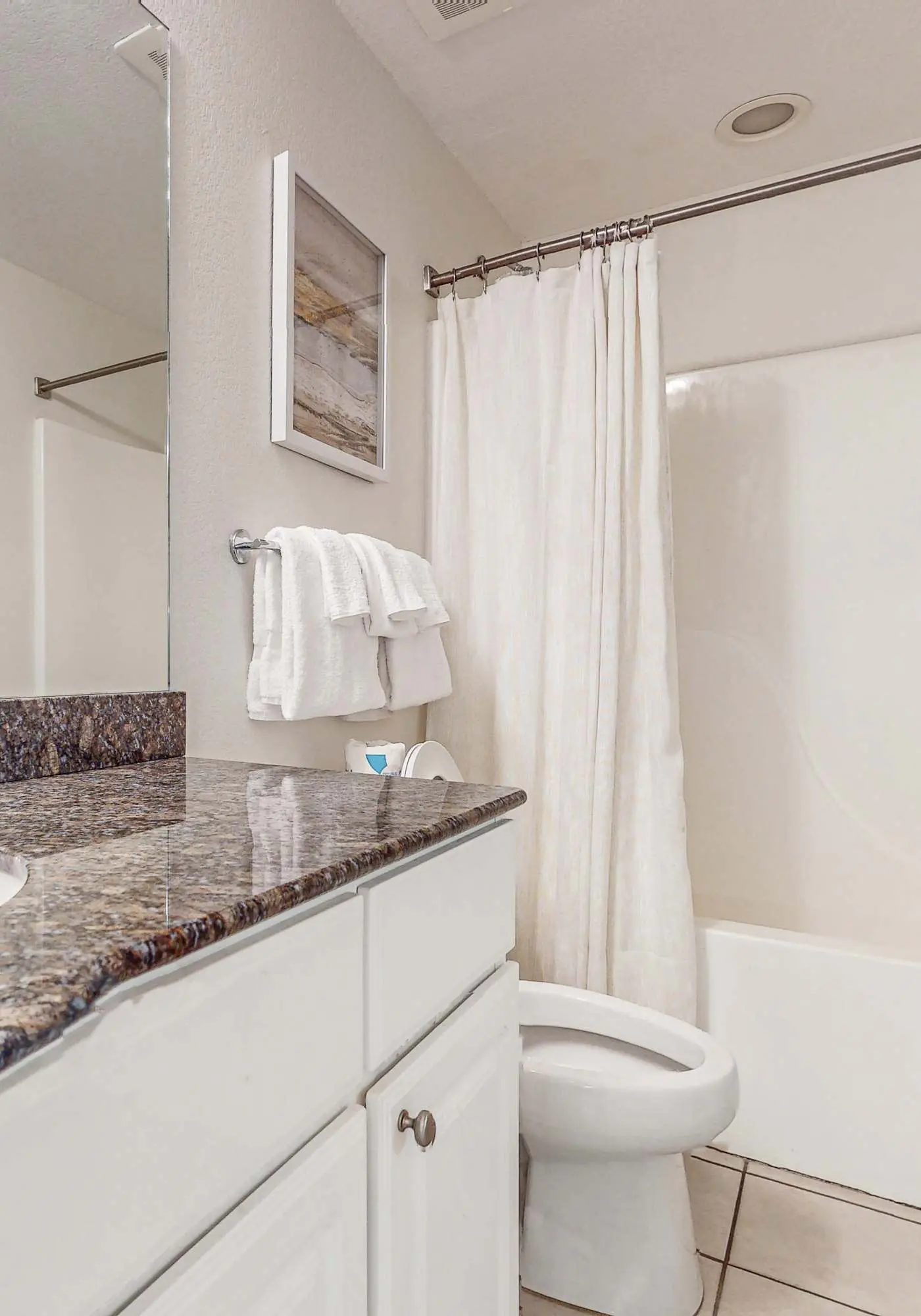 Gulf view condo with resort amenities, scenic balcony, open layout, W&D, & AC