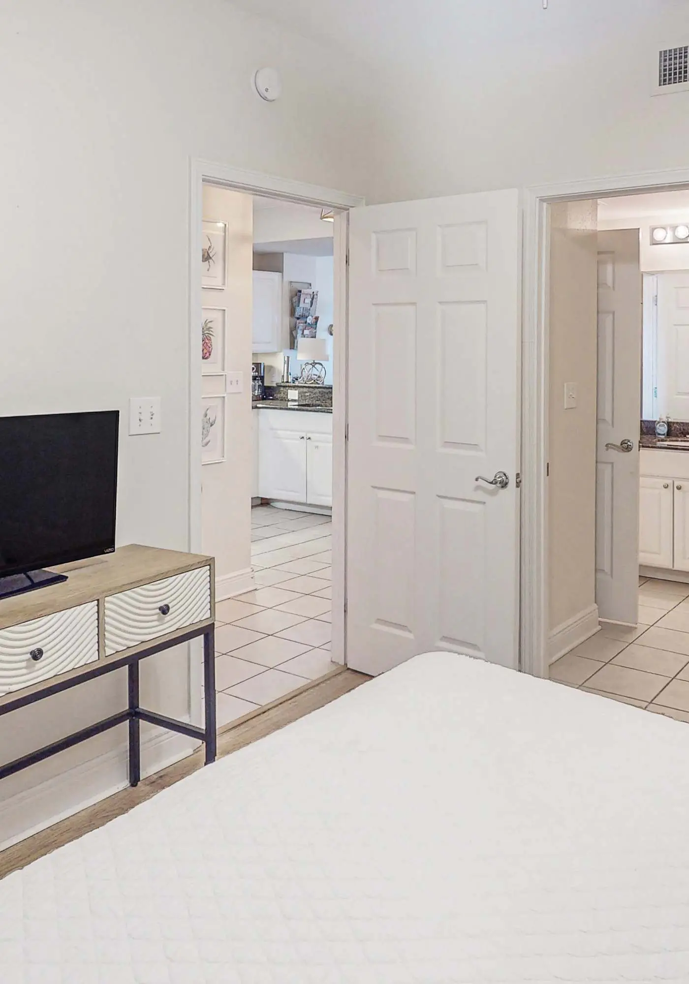 Gulf view condo with resort amenities, scenic balcony, open layout, W&D, & AC