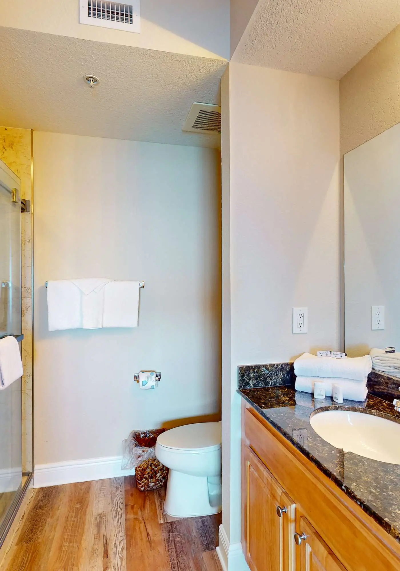 Gulf view condo on top floor with pools, hot tubs, saunas, gym & beach access