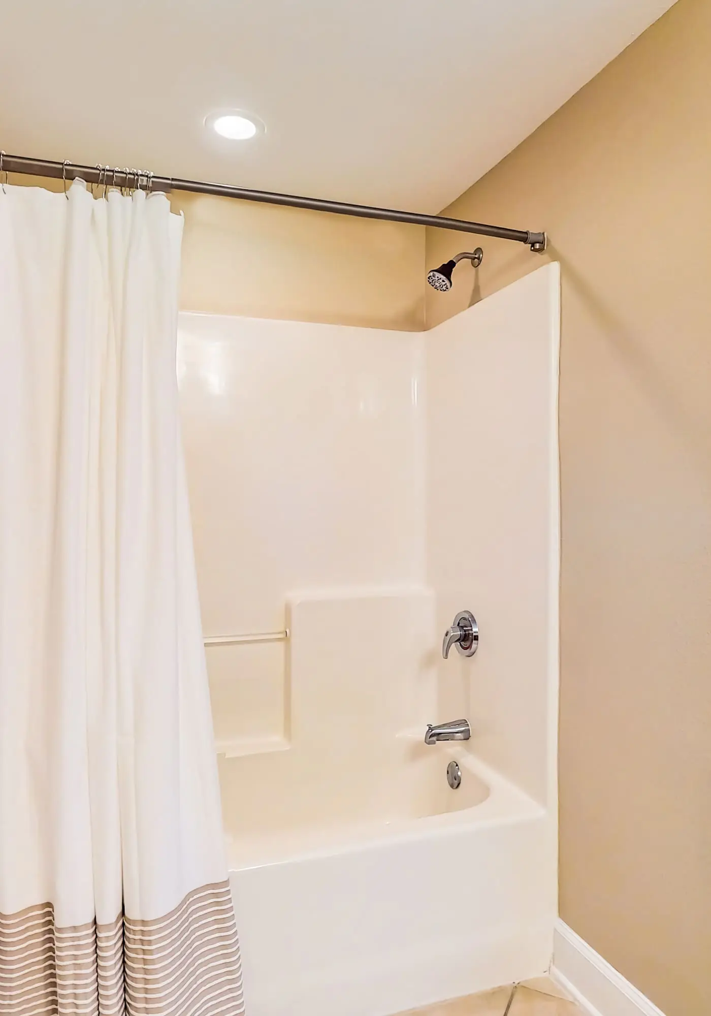Gulf-view retreat with washer,dryer, AC, pool, sauna, & fitness center
