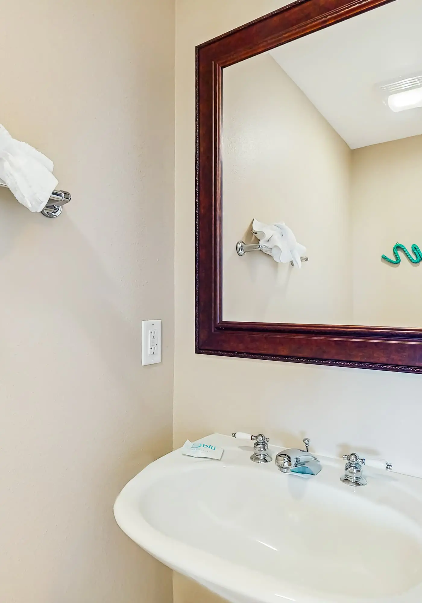 Gulf-view retreat with washer,dryer, AC, pool, sauna, & fitness center