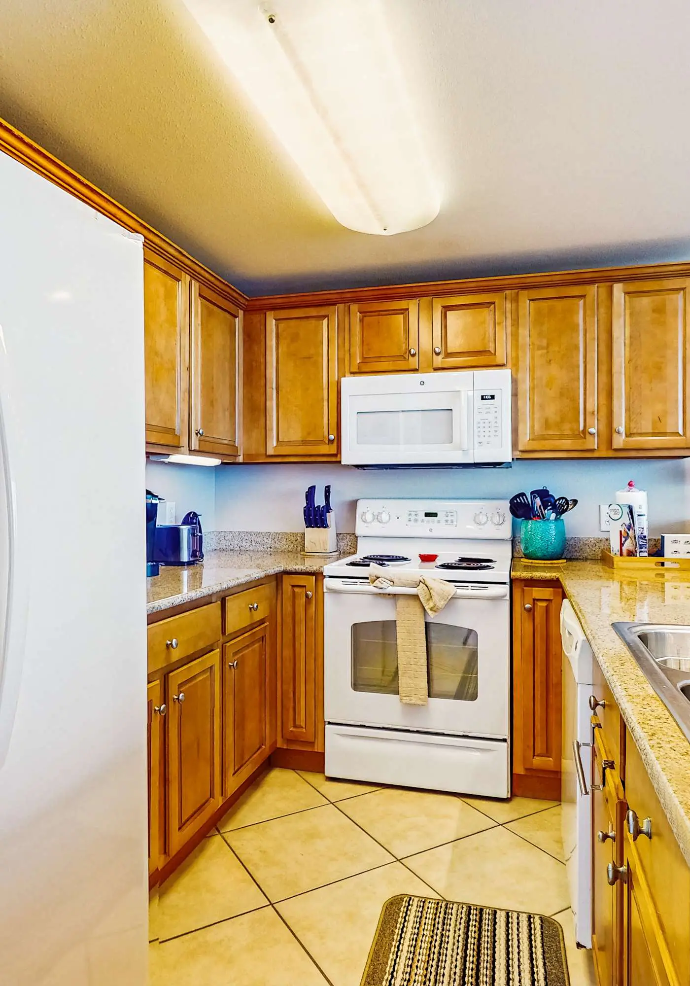 Gulf-view retreat with washer,dryer, AC, pool, sauna, & fitness center