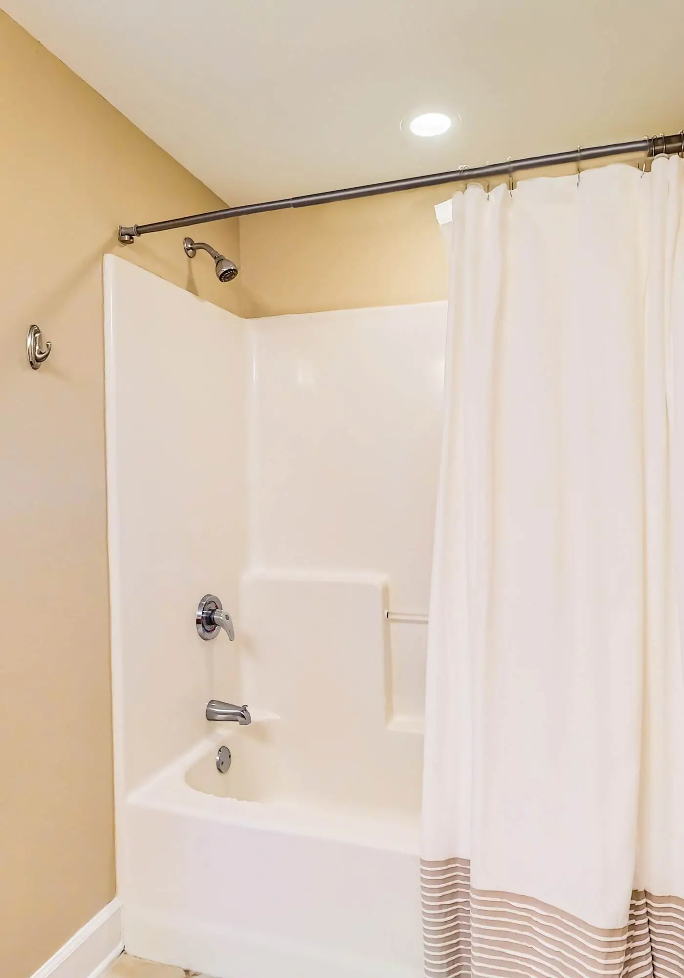 Gulf-view retreat with washer,dryer, AC, pool, sauna, & fitness center