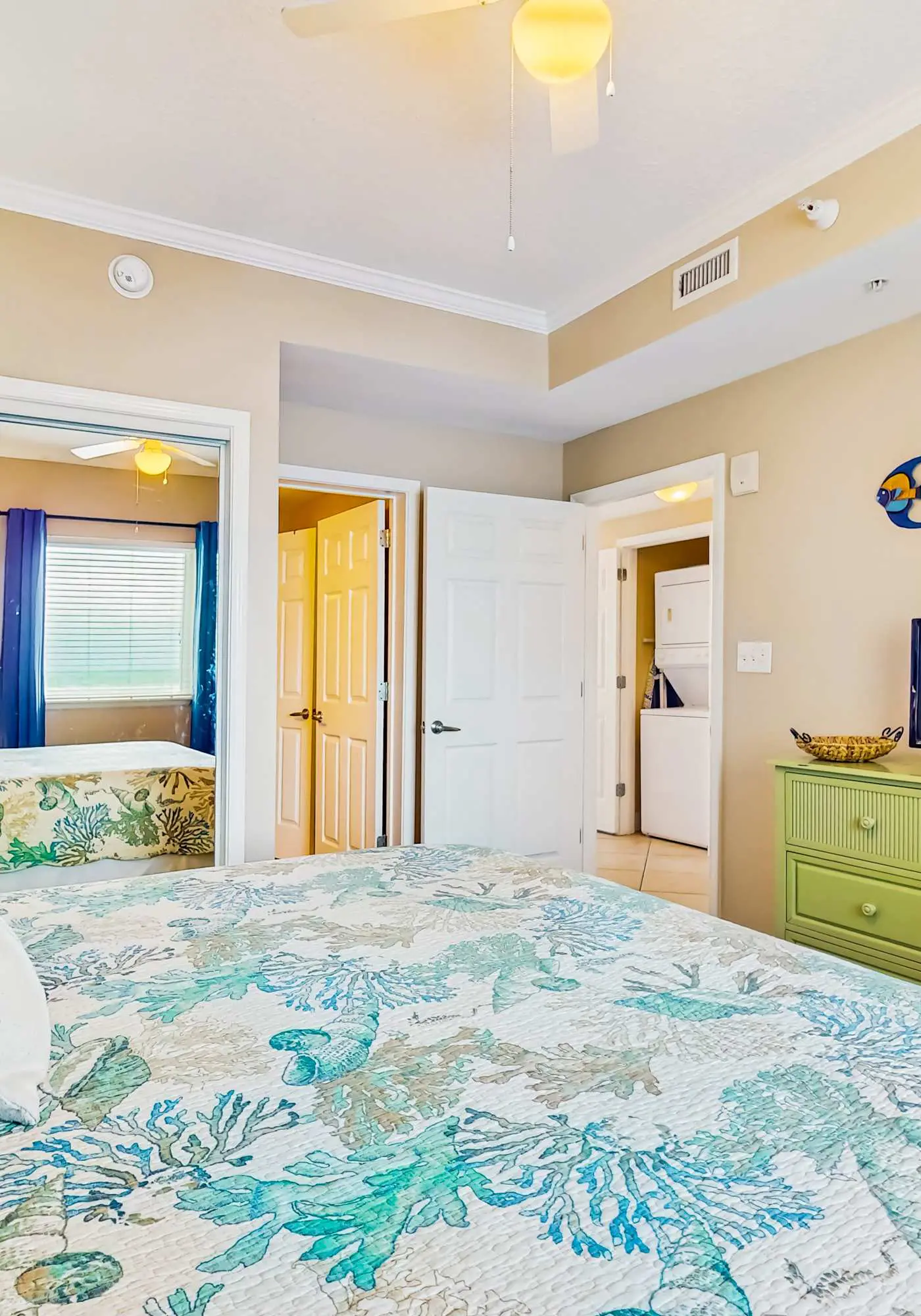 Gulf-view retreat with washer,dryer, AC, pool, sauna, & fitness center