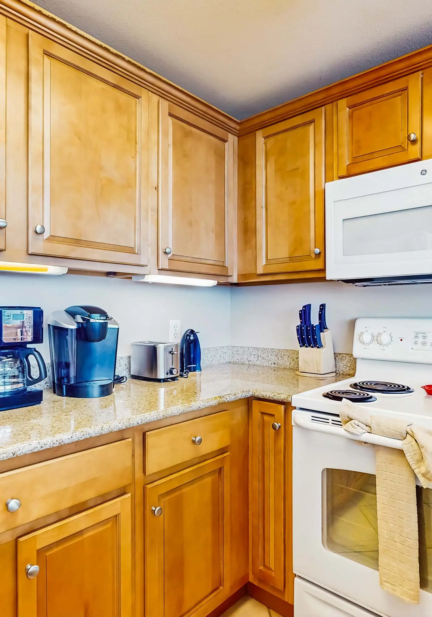 Gulf-view retreat with washer,dryer, AC, pool, sauna, & fitness center