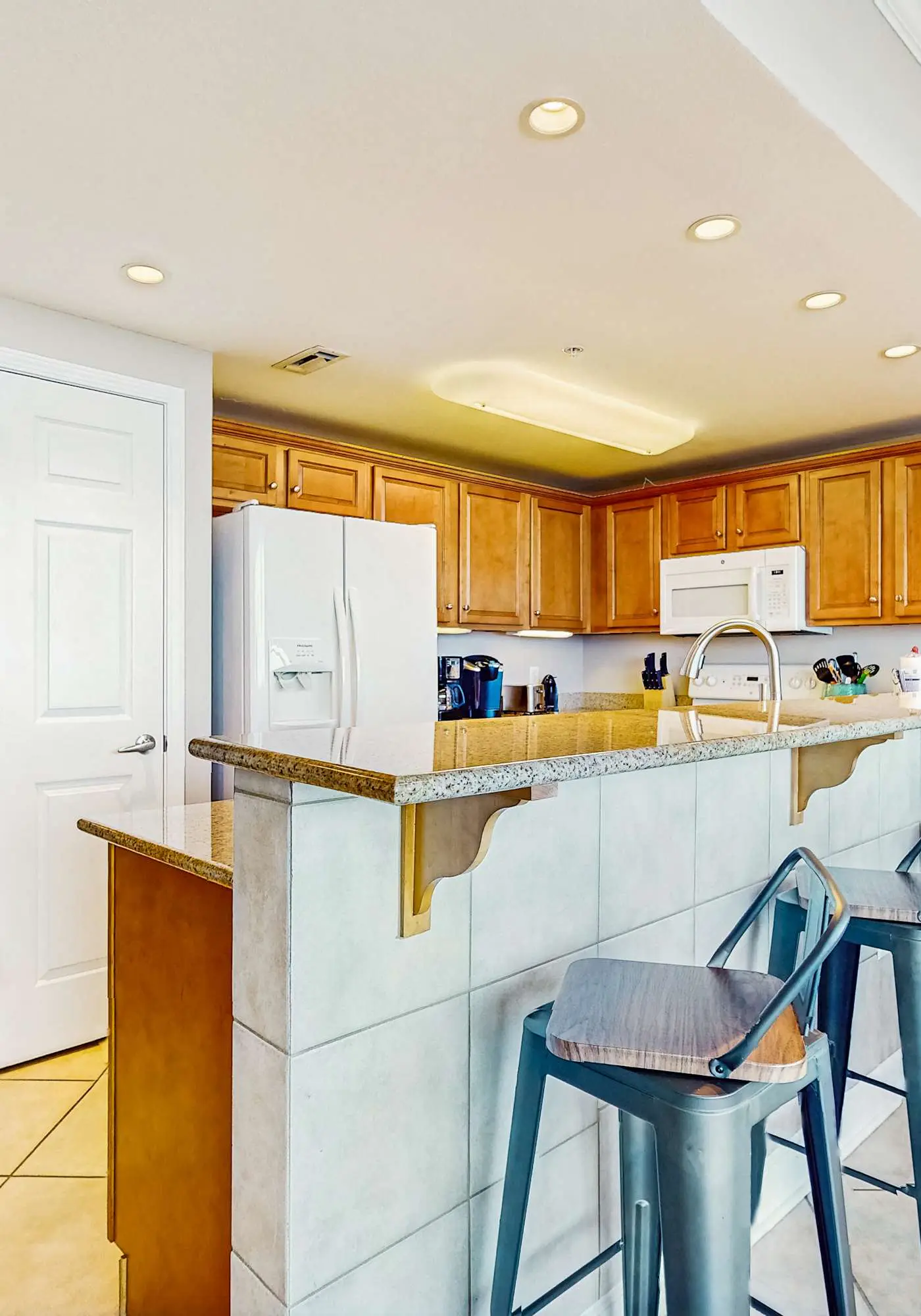 Gulf-view retreat with washer,dryer, AC, pool, sauna, & fitness center
