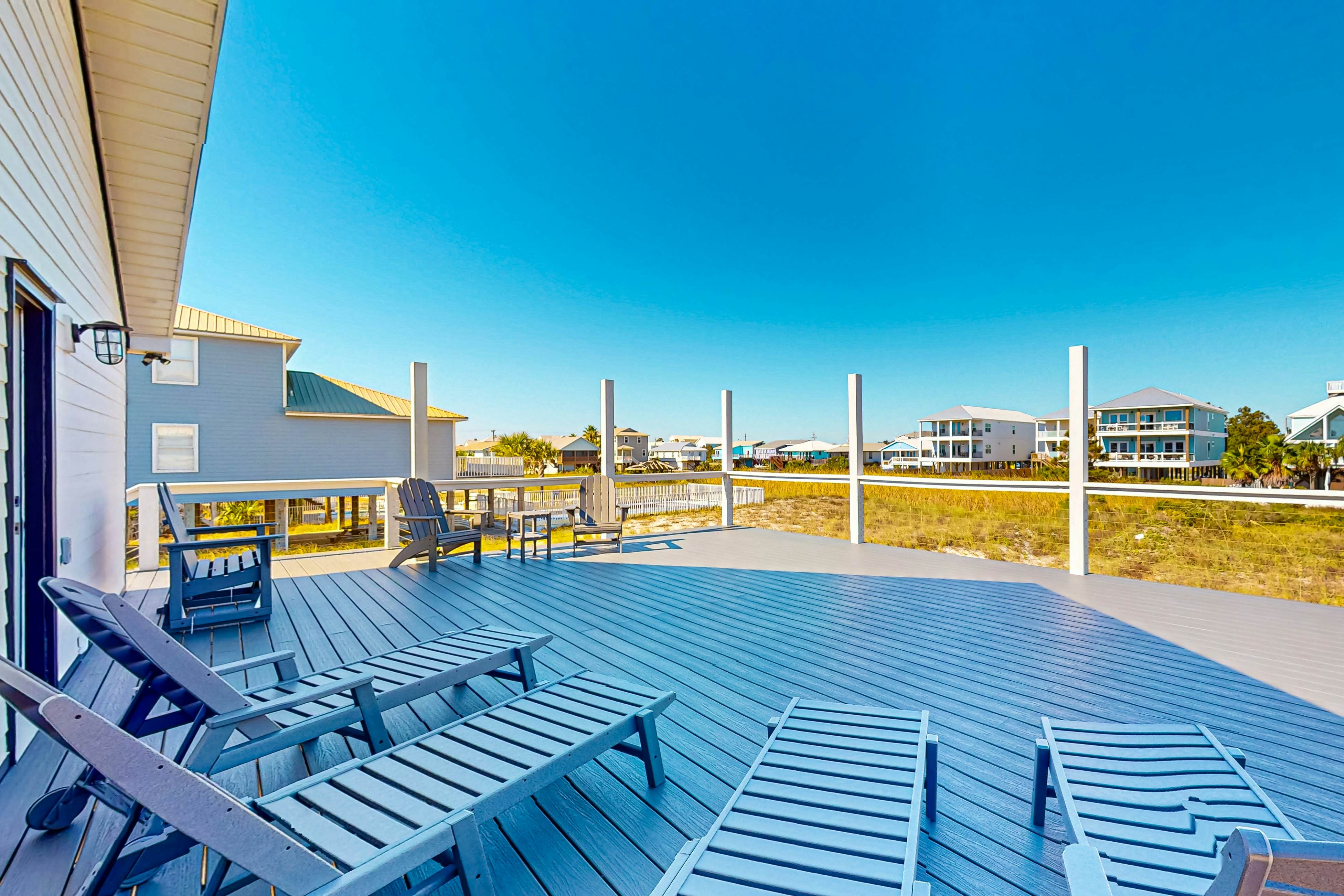 Updated luxurious home w Gulf views, gas grill, WiFi, AC, W&D