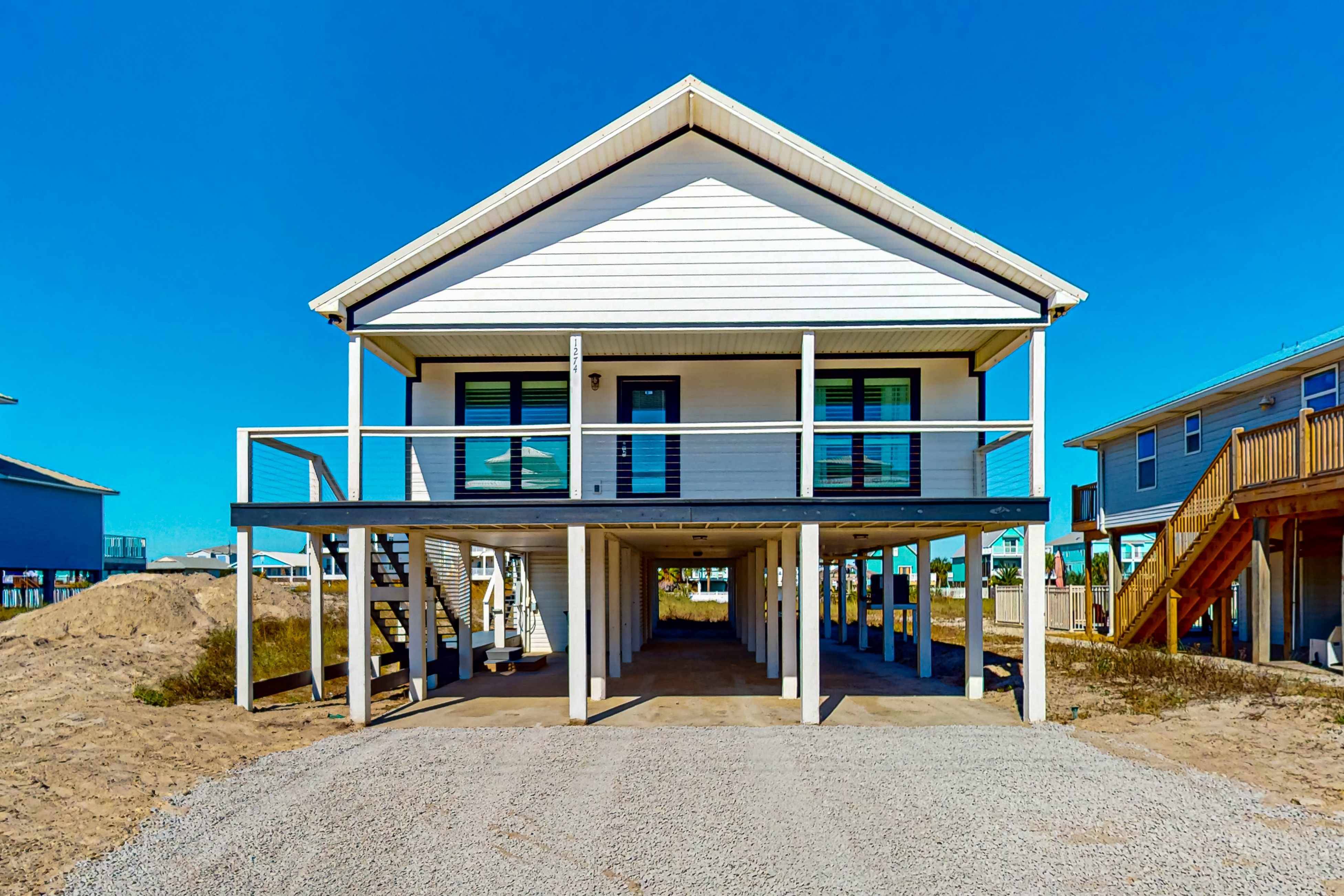 Updated luxurious home w Gulf views, gas grill, WiFi, AC, W&D