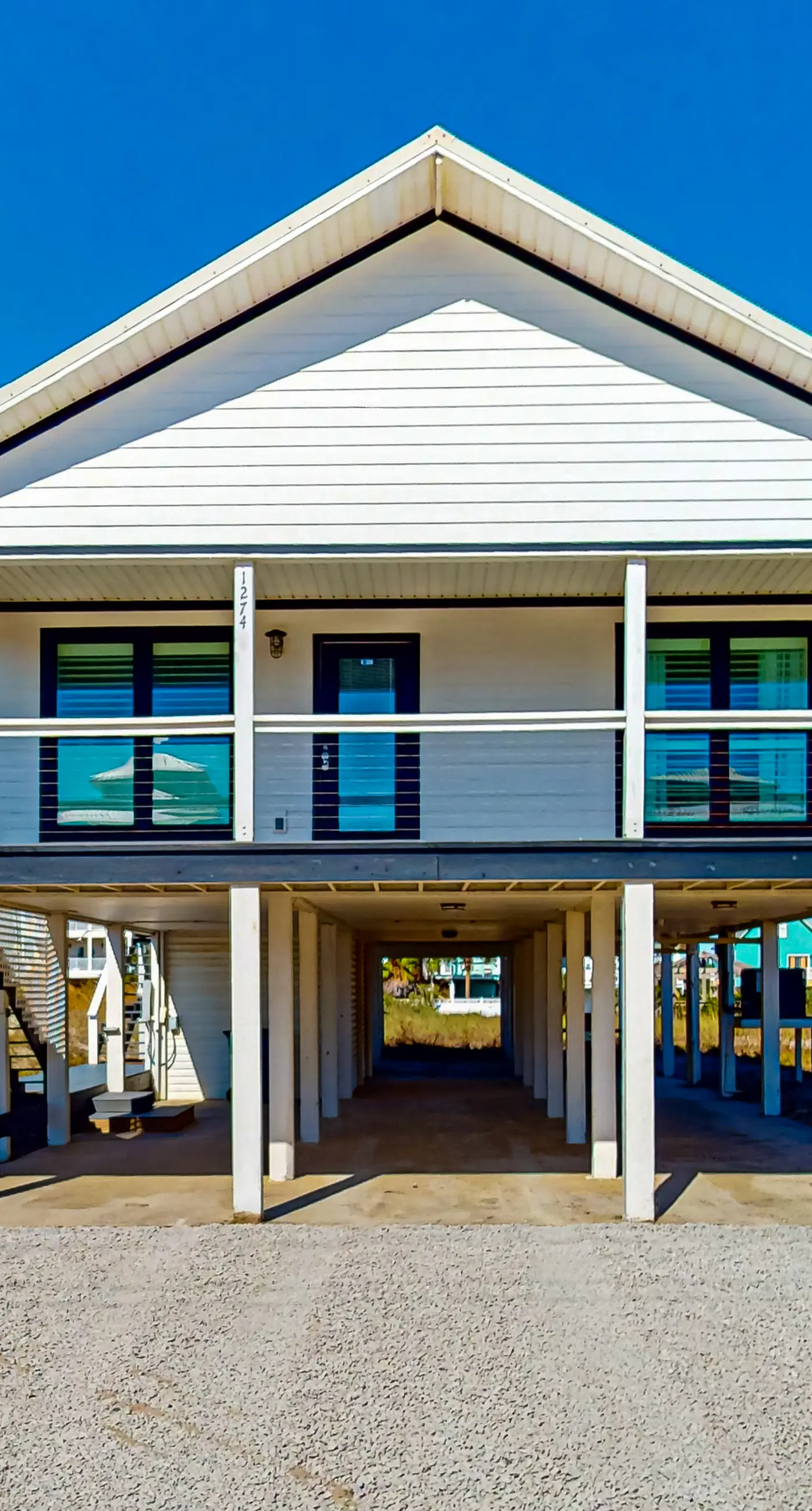 Updated luxurious home w Gulf views, gas grill, WiFi, AC, W&D