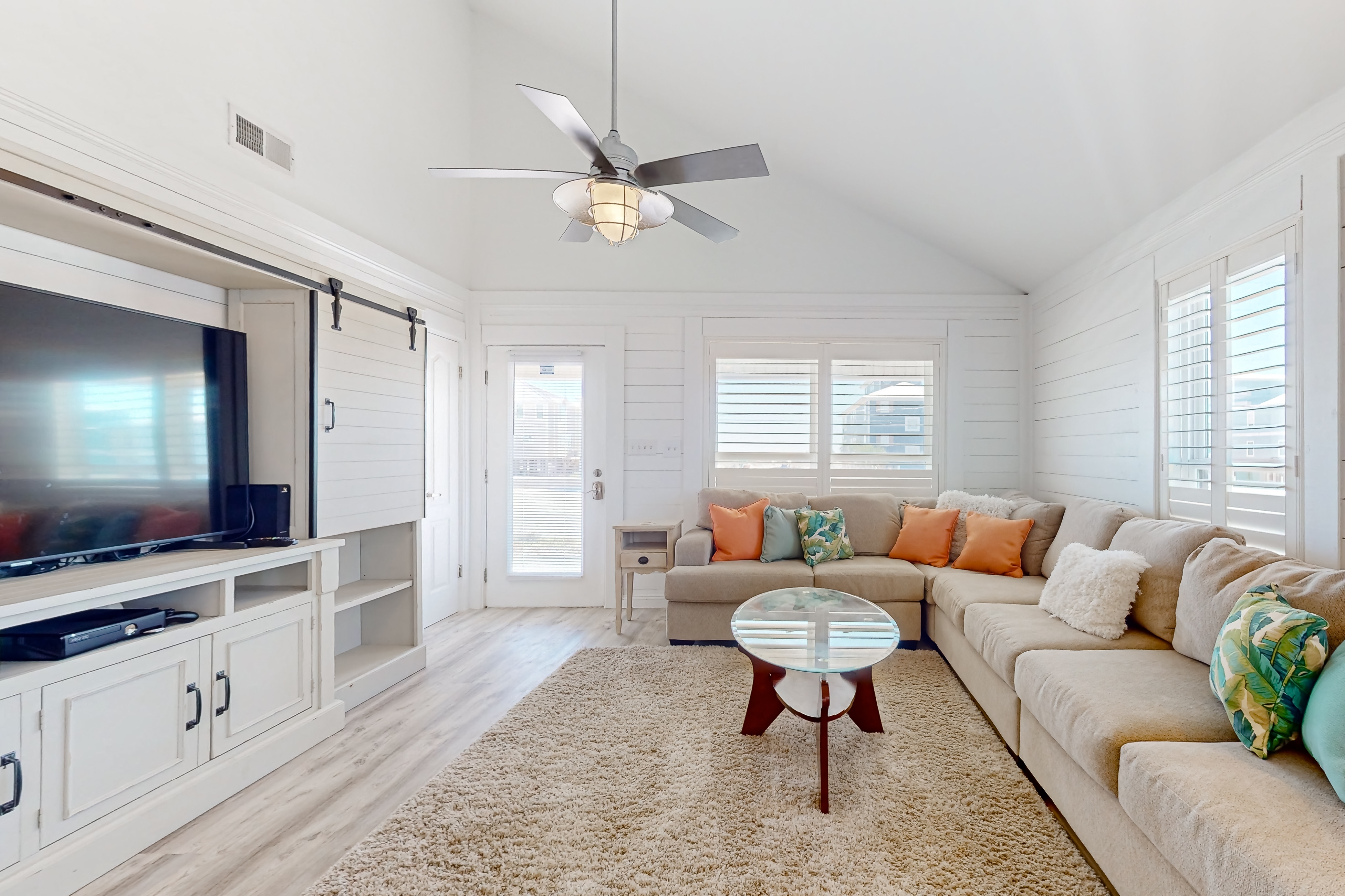 Updated luxurious home w Gulf views, gas grill, WiFi, AC, W&D