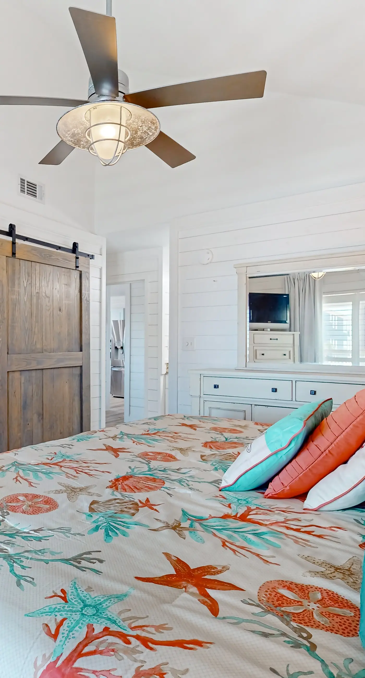 Updated luxurious home w Gulf views, gas grill, WiFi, AC, W&D