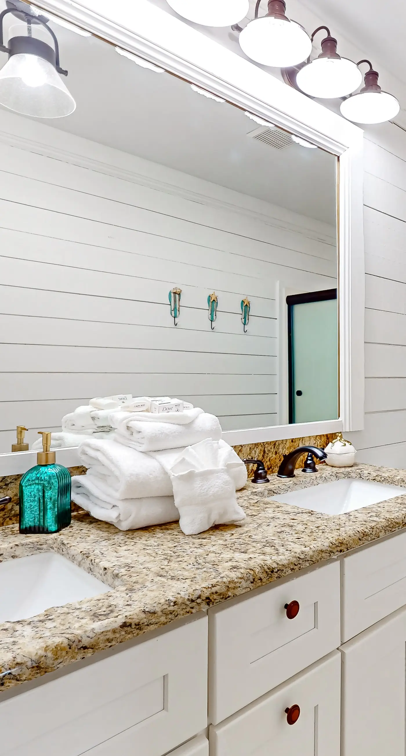 Updated luxurious home w Gulf views, gas grill, WiFi, AC, W&D