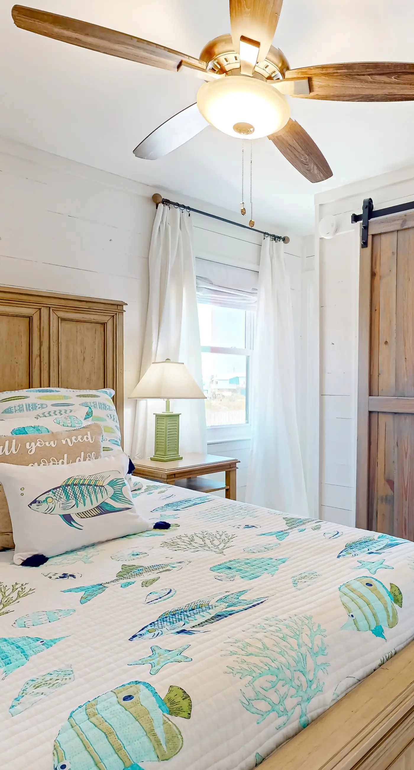 Updated luxurious home w Gulf views, gas grill, WiFi, AC, W&D