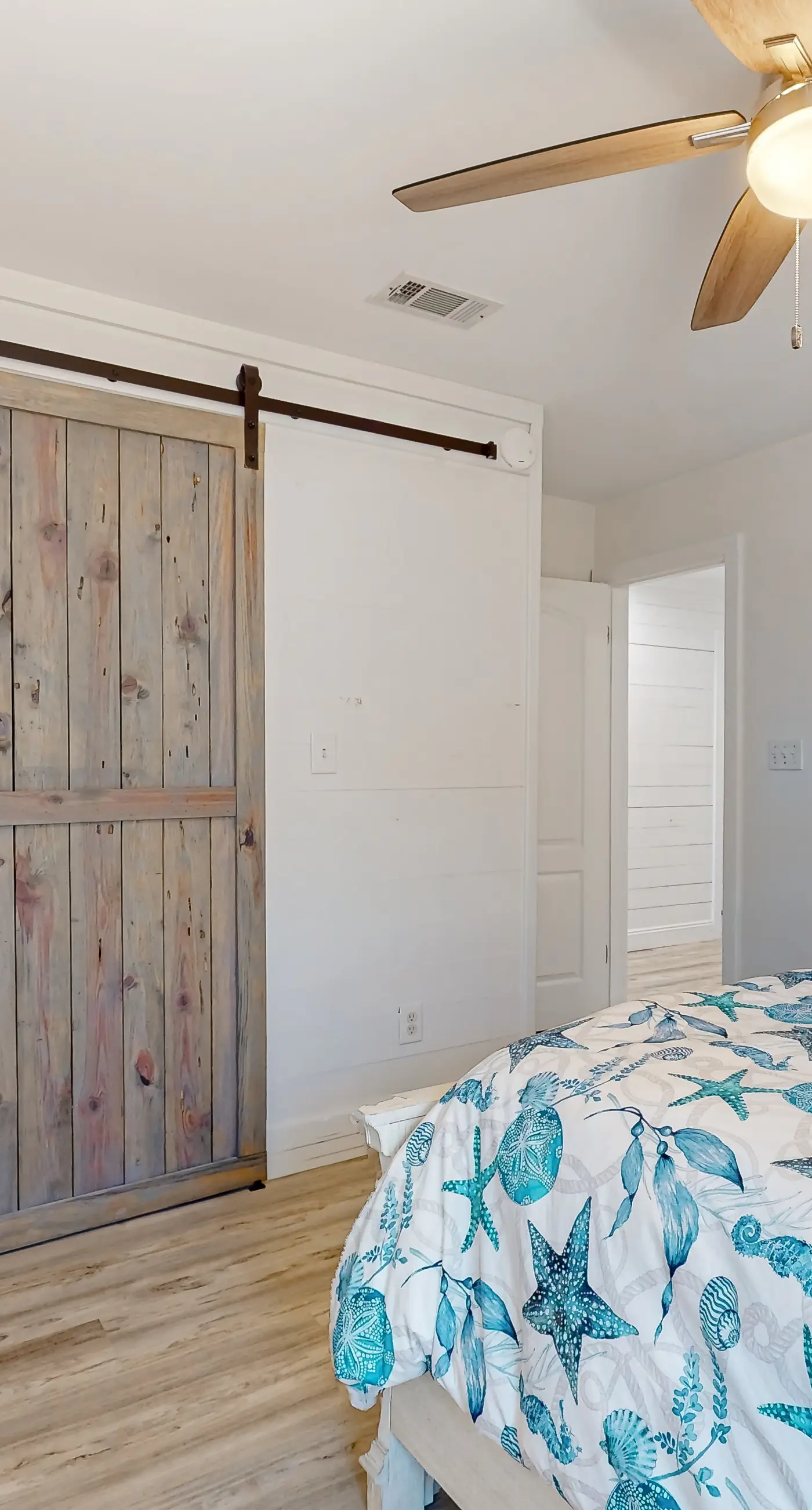 Updated luxurious home w Gulf views, gas grill, WiFi, AC, W&D