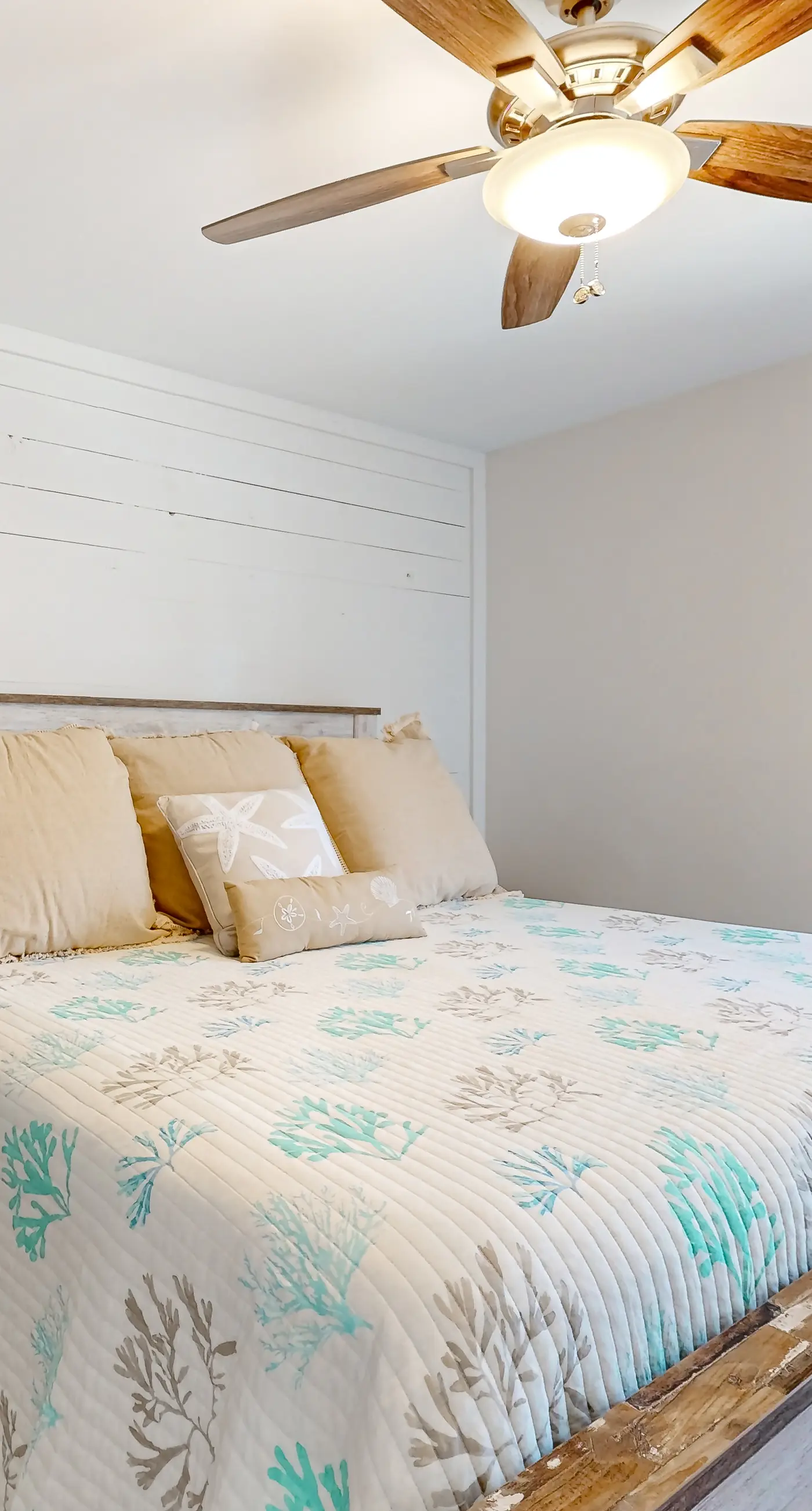 Updated luxurious home w Gulf views, gas grill, WiFi, AC, W&D