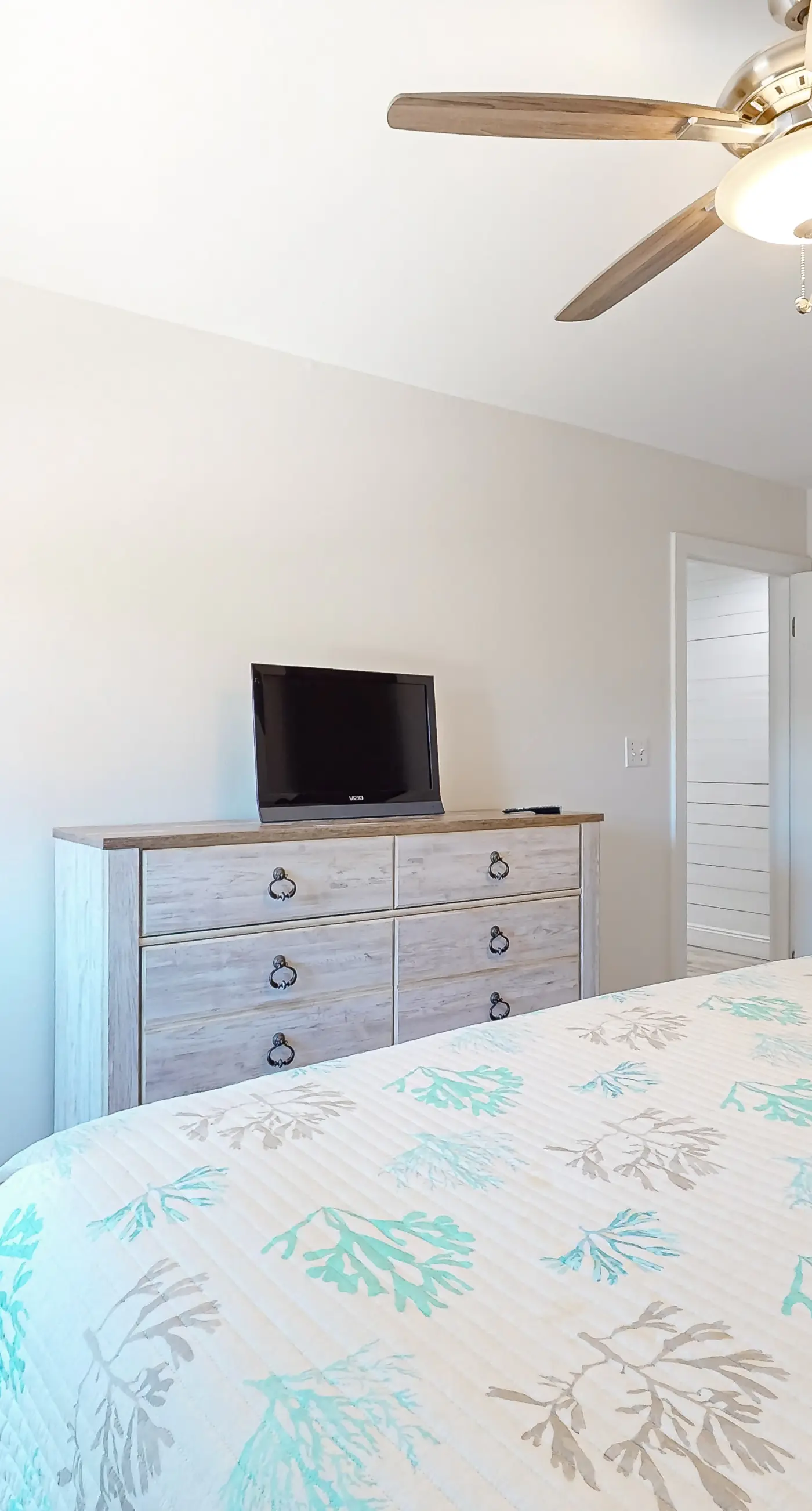 Updated luxurious home w Gulf views, gas grill, WiFi, AC, W&D