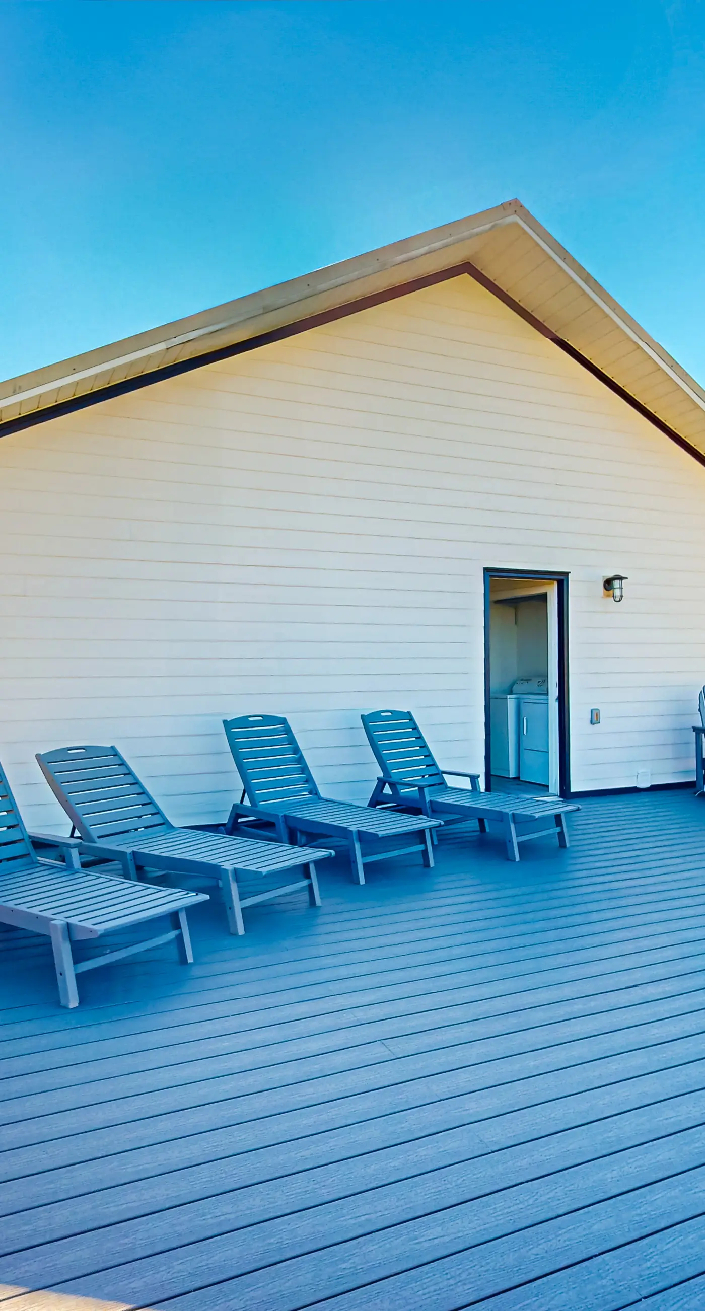 Updated luxurious home w Gulf views, gas grill, WiFi, AC, W&D