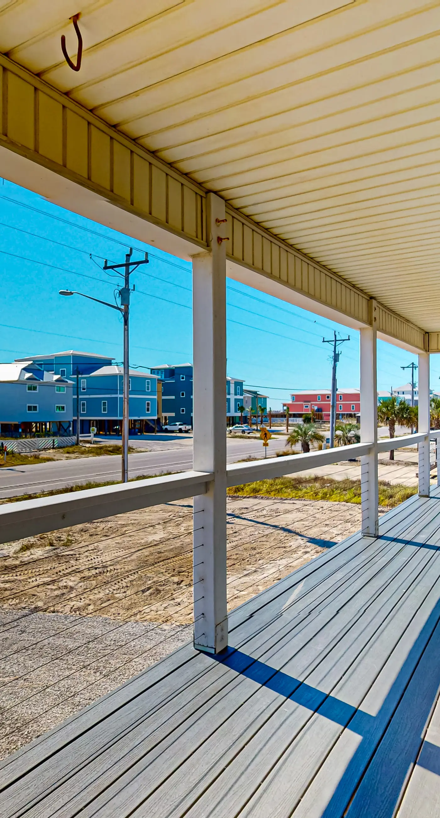 Updated luxurious home w Gulf views, gas grill, WiFi, AC, W&D