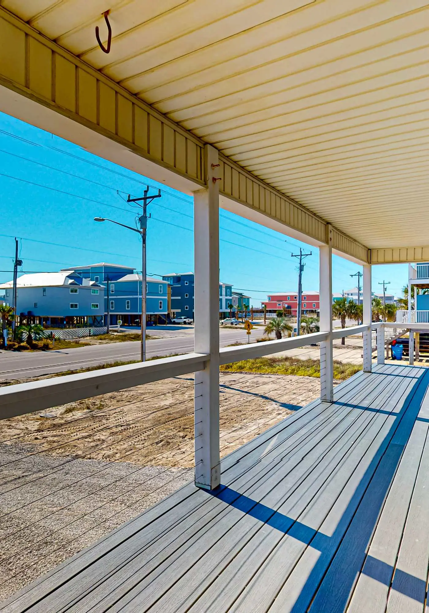 Updated luxurious home w Gulf views, gas grill, WiFi, AC, W&D