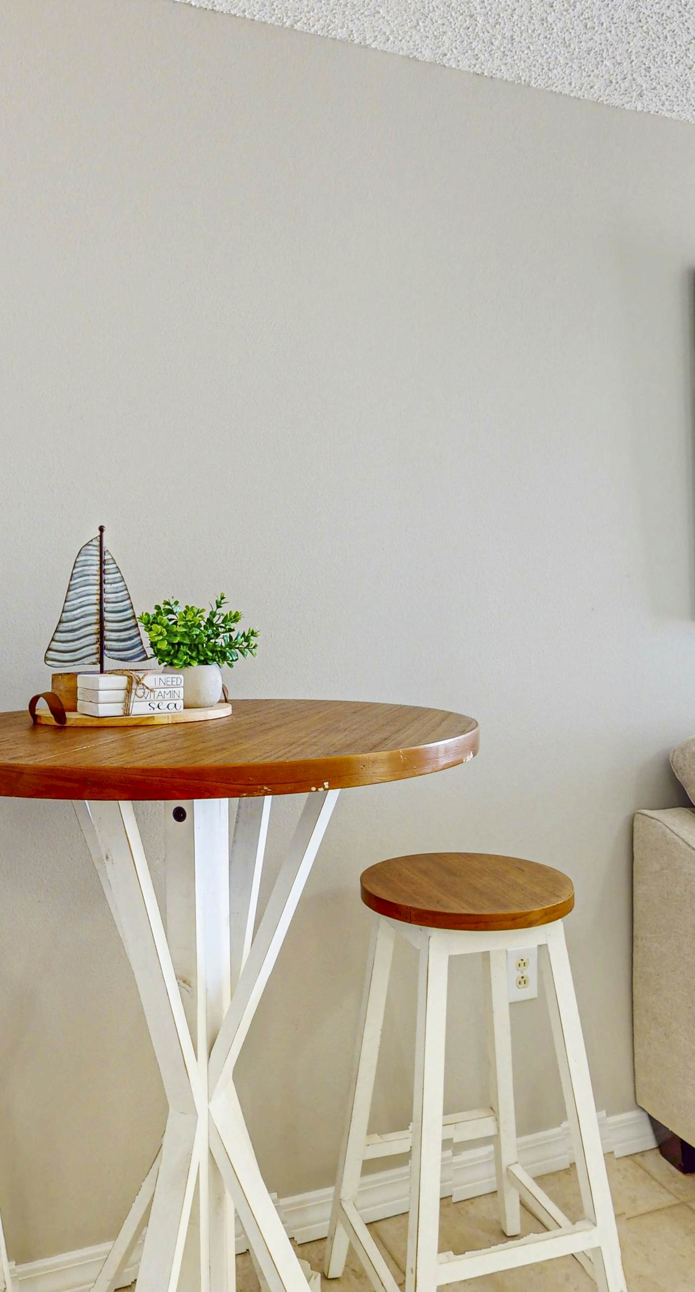 Beachfront condo with pool, private balcony, and washer and dryer