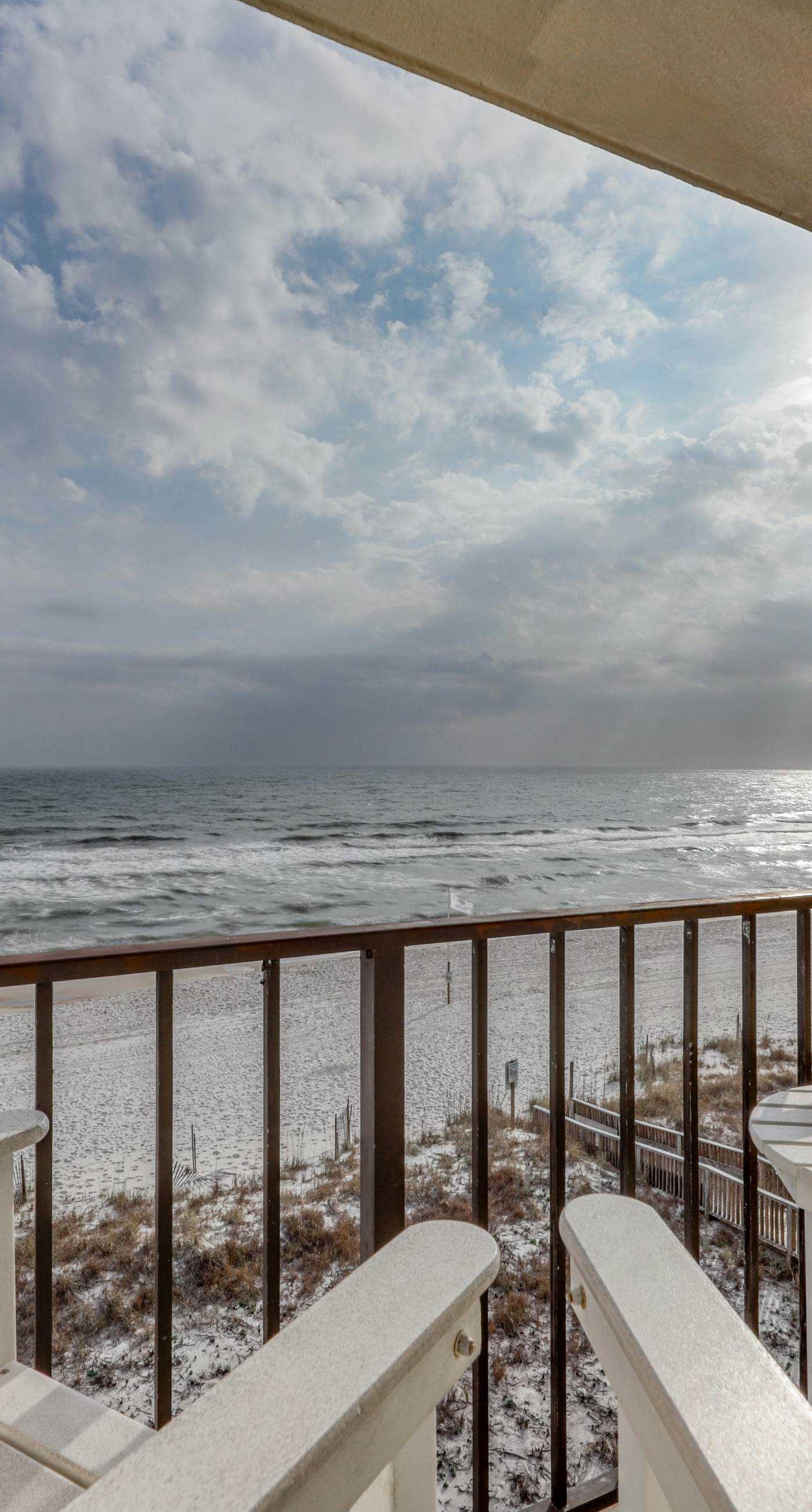 Gulf front condo with great views, shared pools & beach access