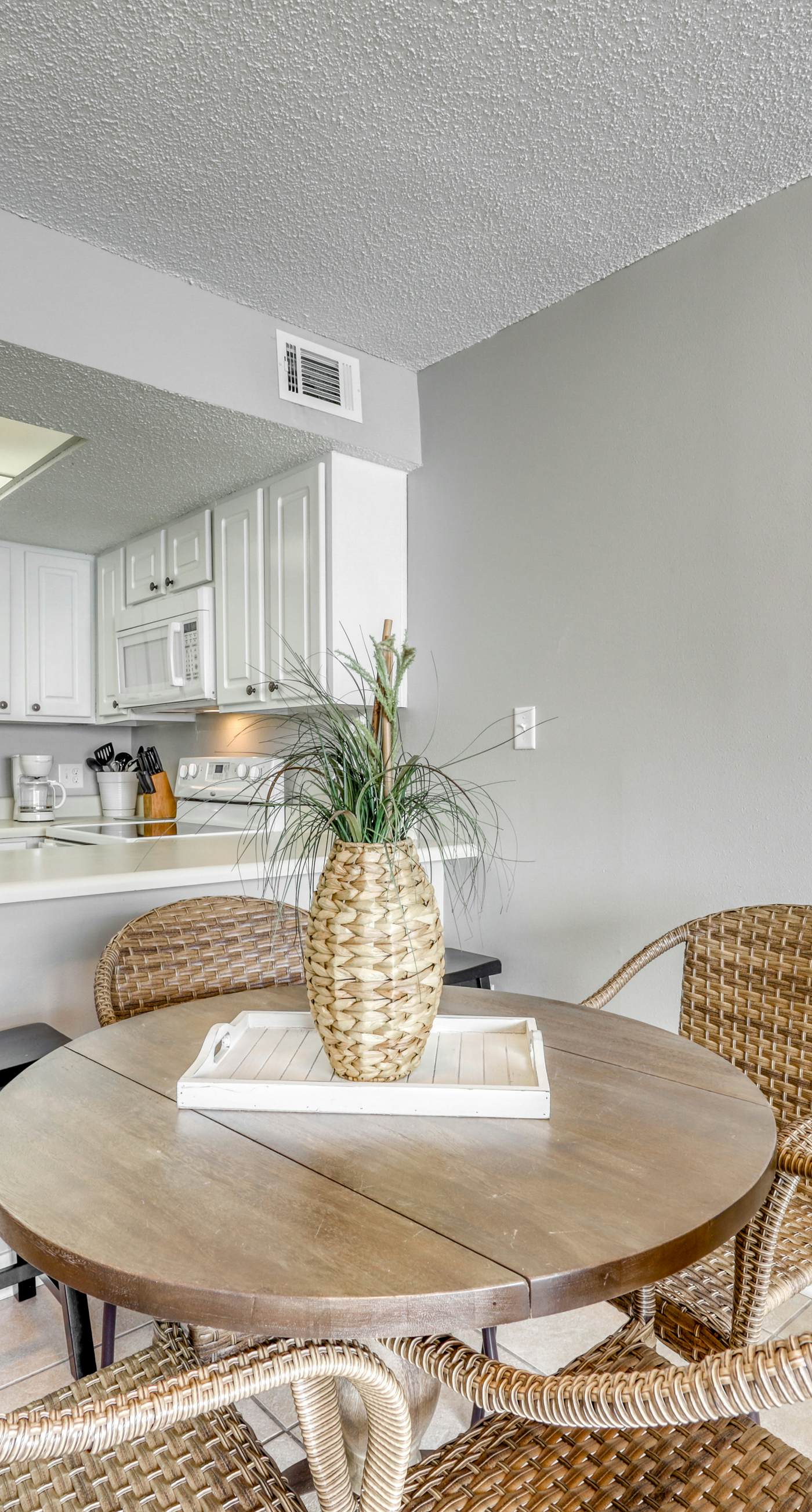 Gulf front condo with great views, shared pools & beach access