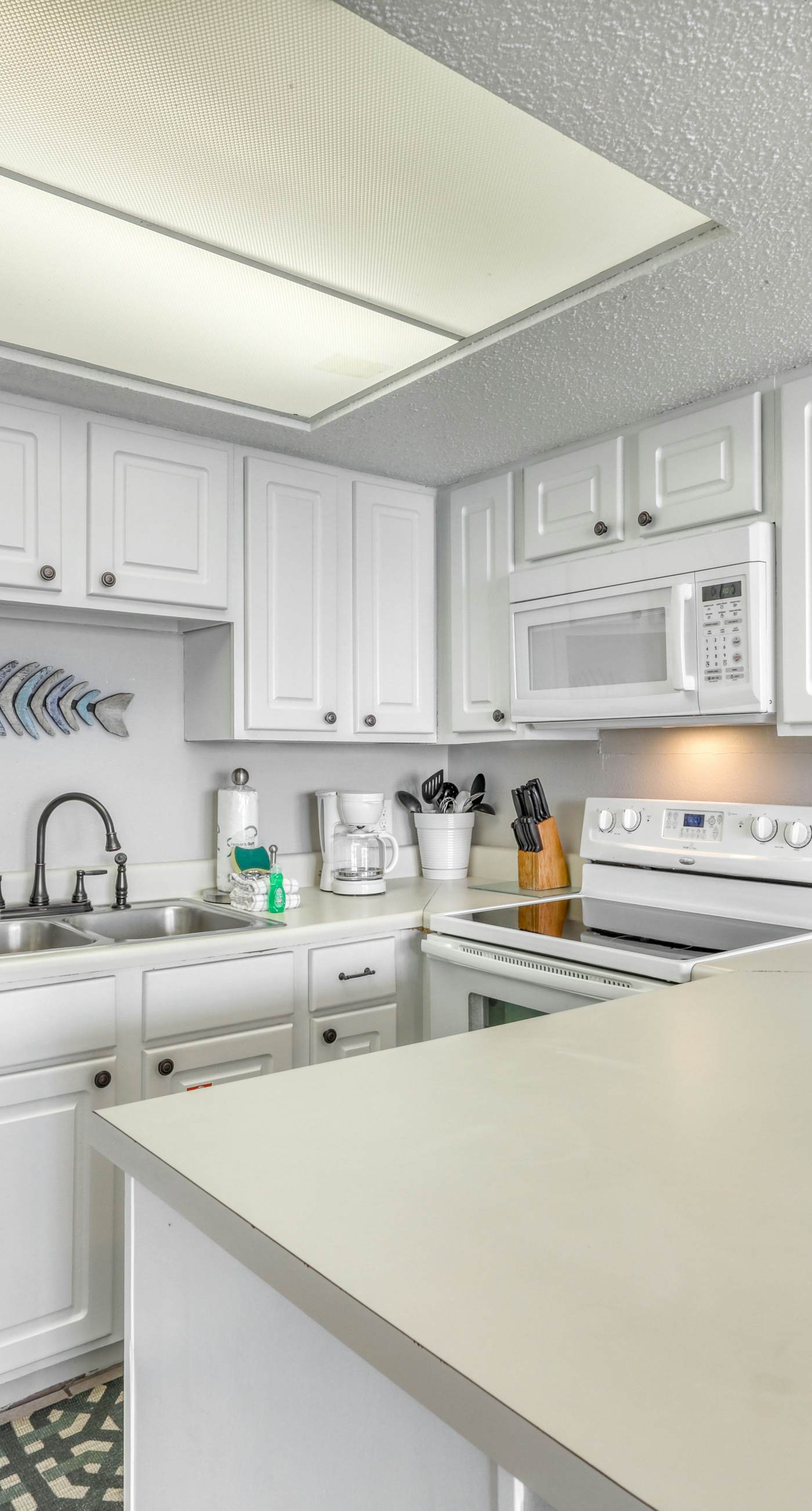 Gulf front condo with great views, shared pools & beach access