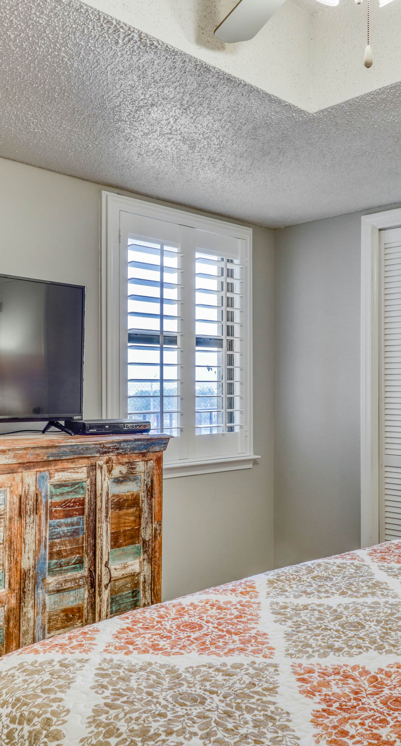 Gulf front condo with great views, shared pools & beach access