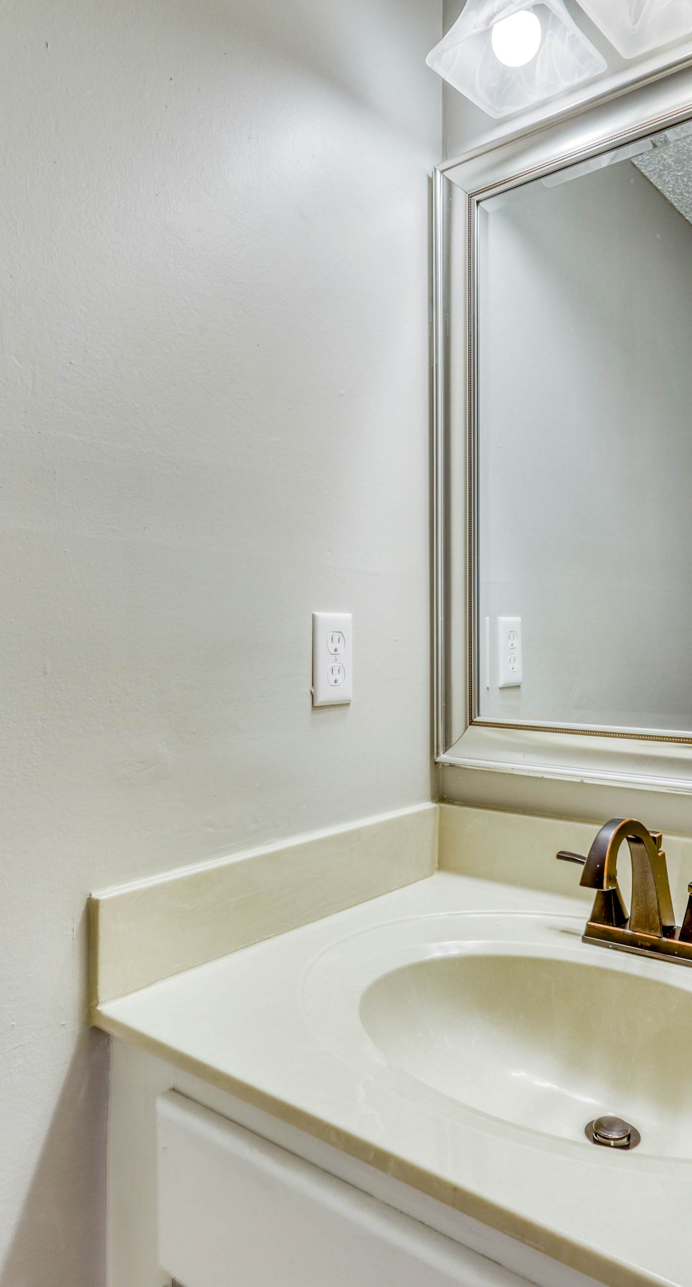 Gulf front condo with great views, shared pools & beach access