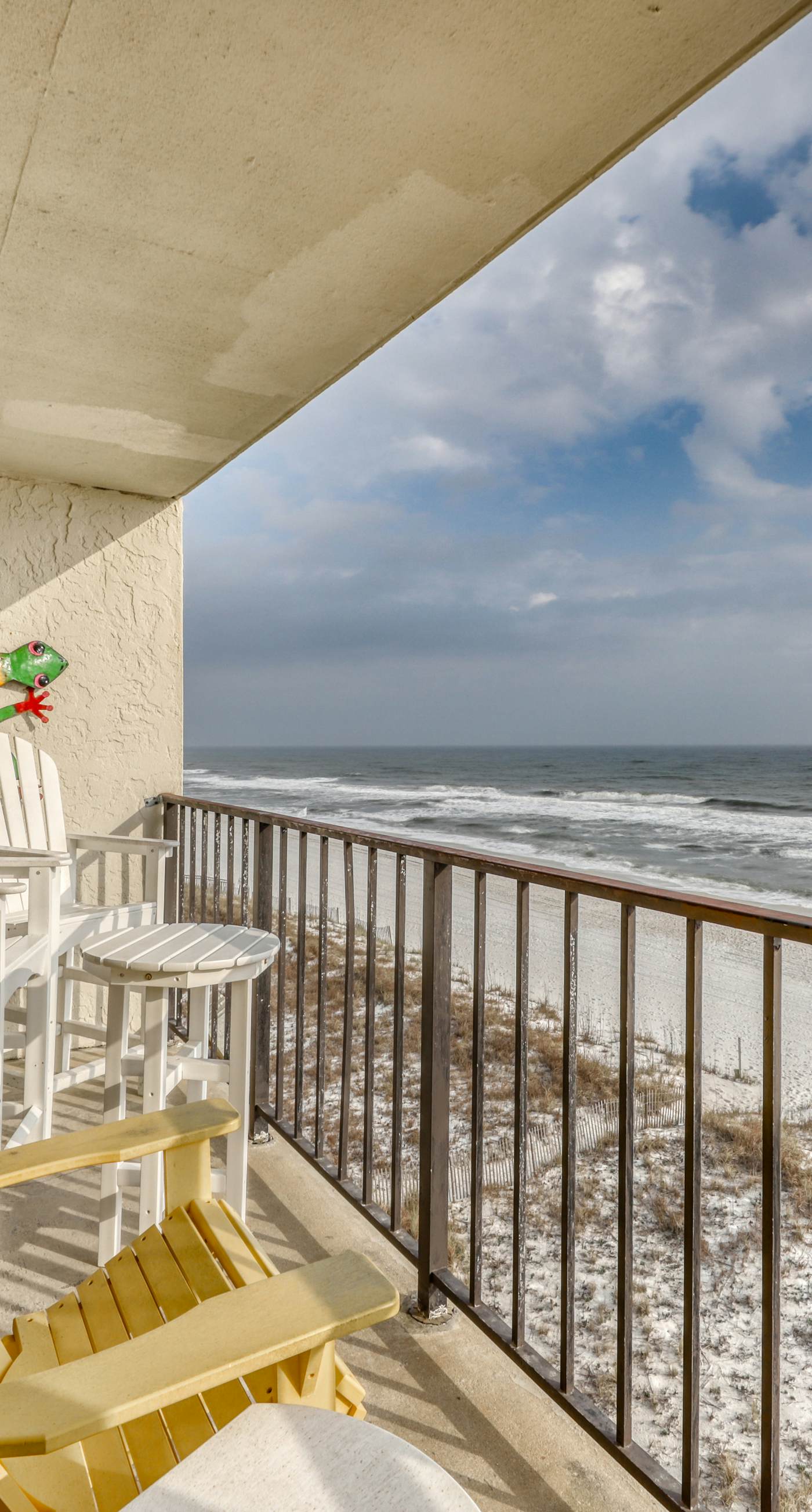 Gulf front condo with great views, shared pools & beach access