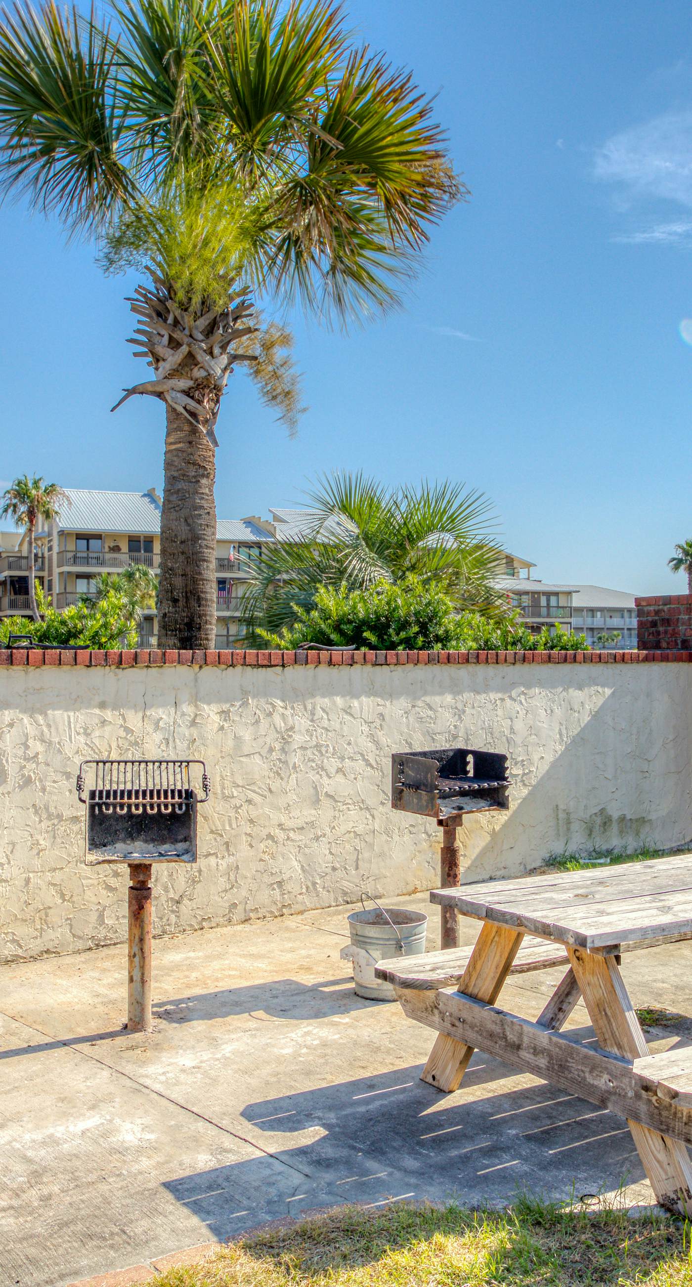 Gulf front condo with great views, shared pools & beach access